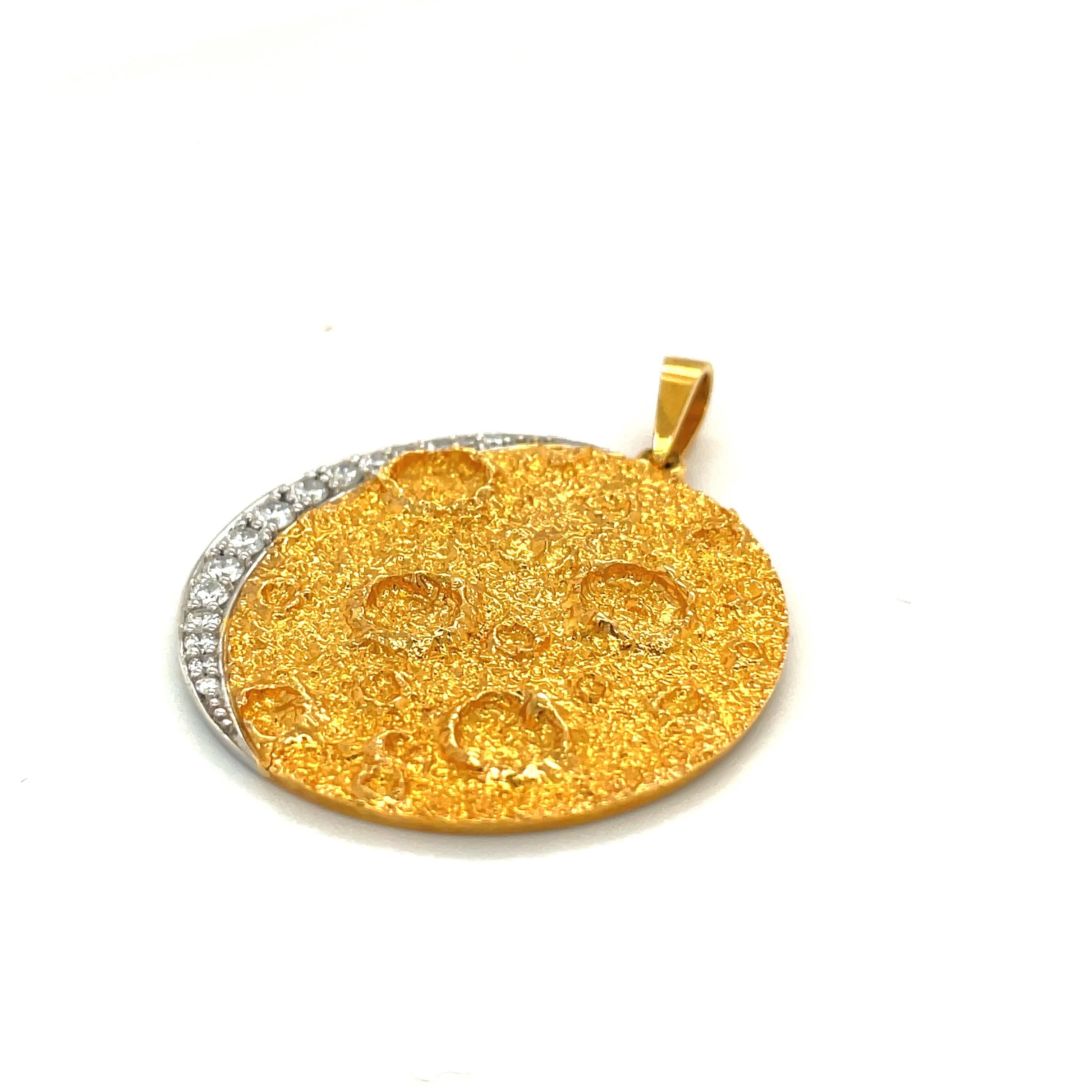 Rétro Plat /Or jaune 18kt Diamant .45ct. Pendentif Lune en vente