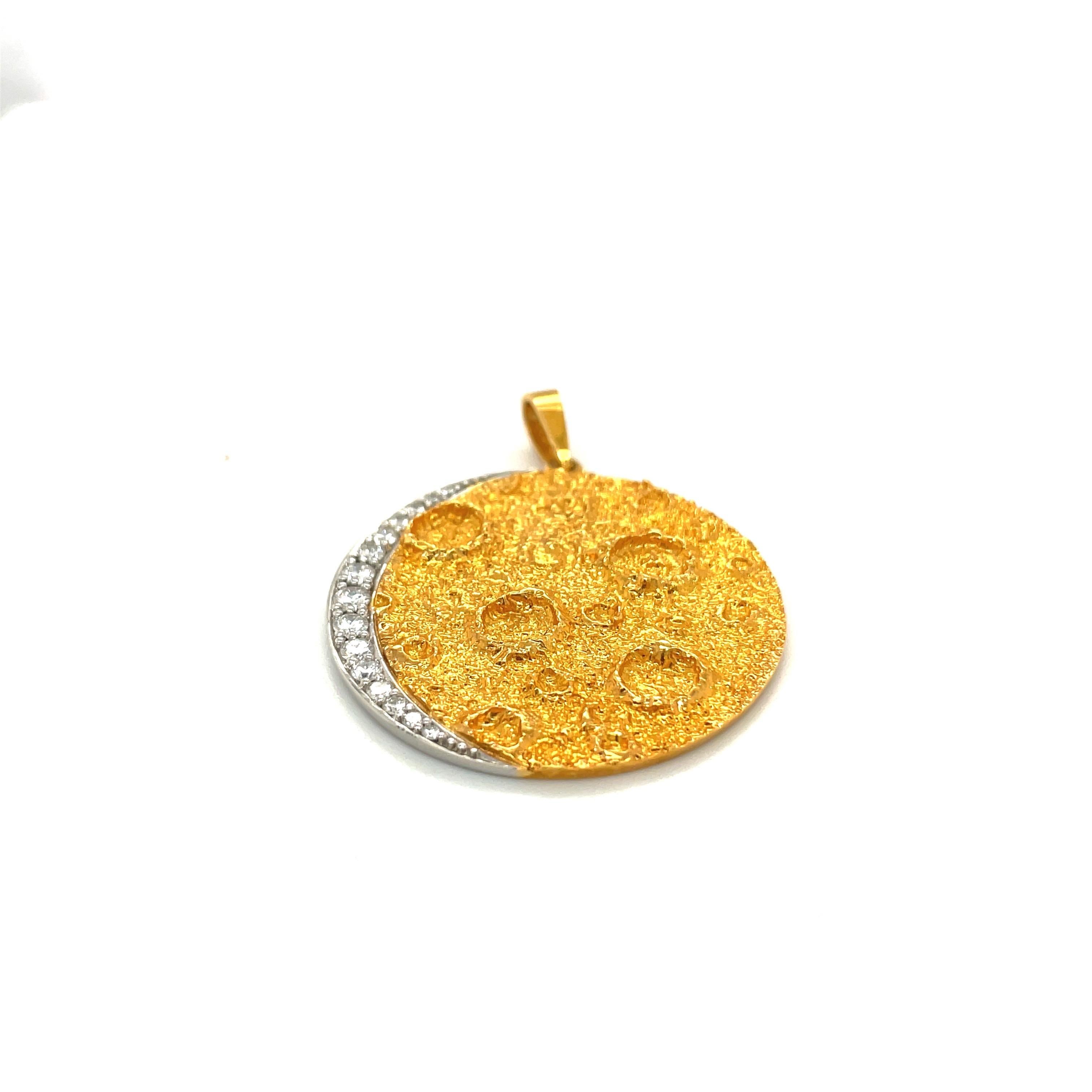 Plat /Or jaune 18kt Diamant .45ct. Pendentif Lune Unisexe en vente