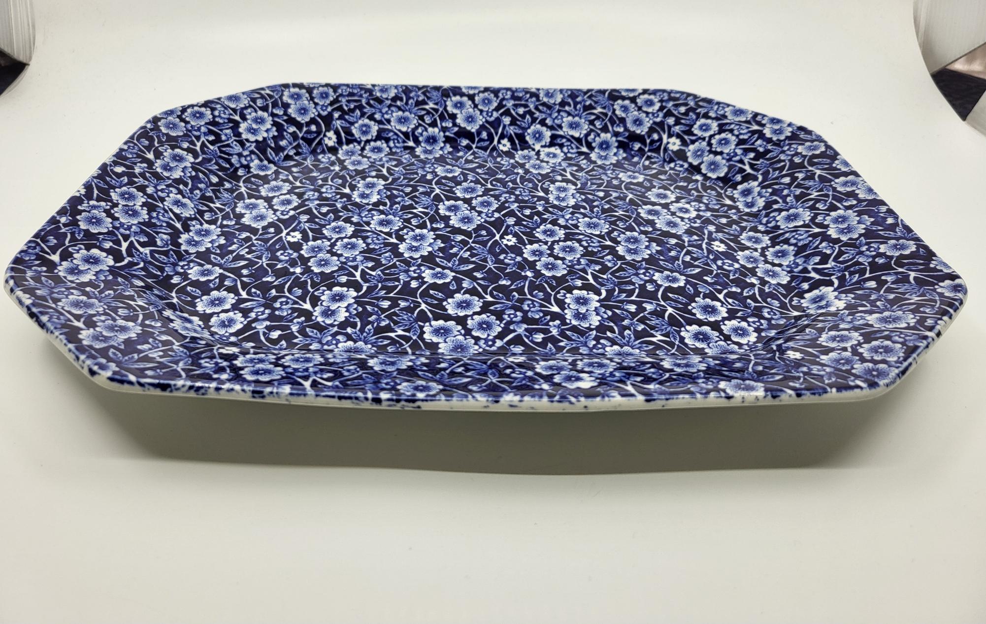 Plat rectangulaire Calico bleu en superbe état . Quelques taches à signaler au dos du plat mais l'intérieur est parfait.
Avec une histoire riche et complexe cette fabrique est ouverte depuis 1889.
la production Burleigh nécessite des compétences et