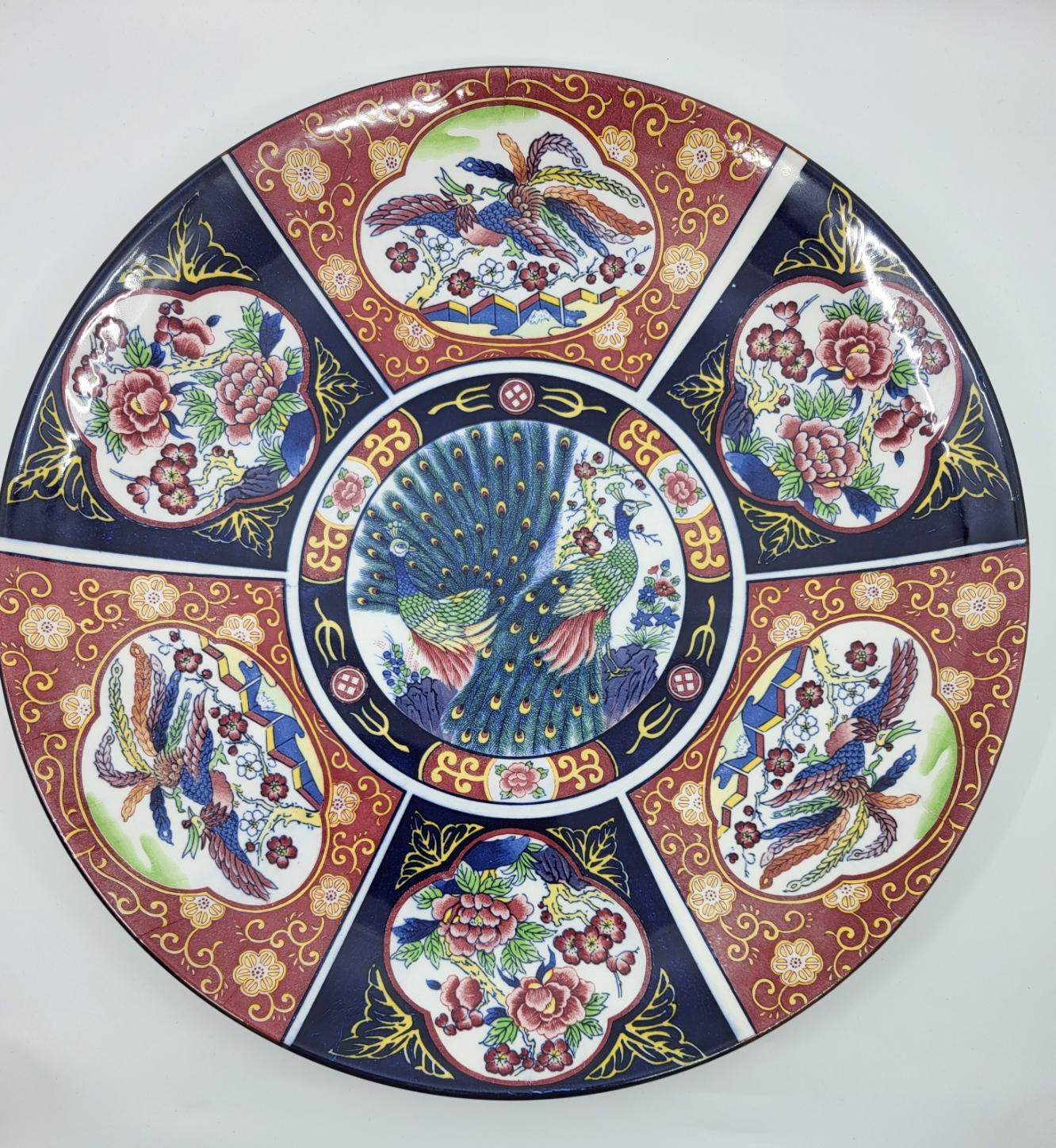 Plat décoratif en céramique aux couleurs d'Imari de très grande taille mesure 36.5 cm de diamètre. Ce magnifique plat, élaboré avec soin, représente un exemple exceptionnel de l'artisanat traditionnel oriental, reconnu pour sa qualité ainsi que sa