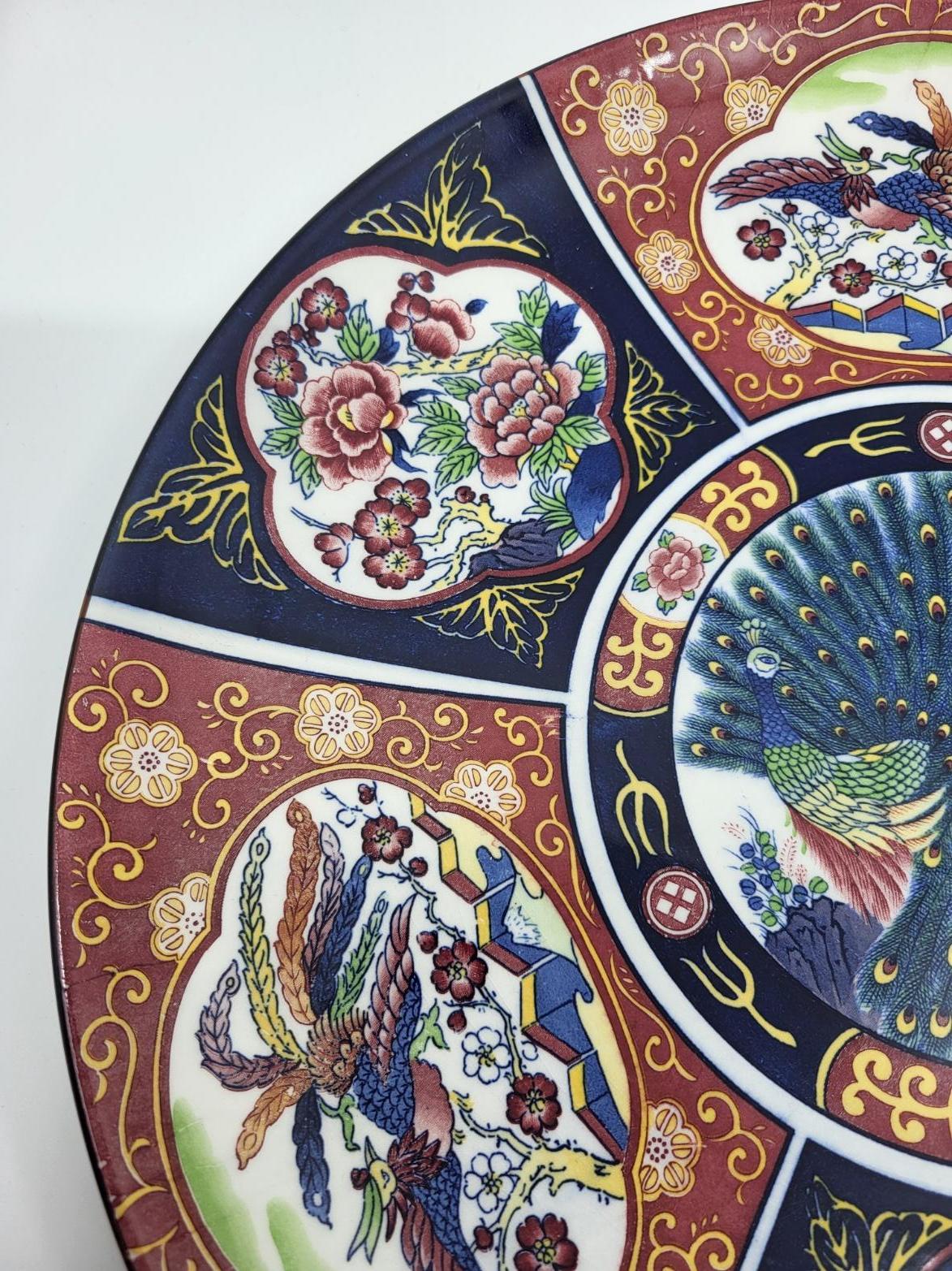 Plat décoratif en céramique aux couleurs d'Imari In Good Condition For Sale In London, England