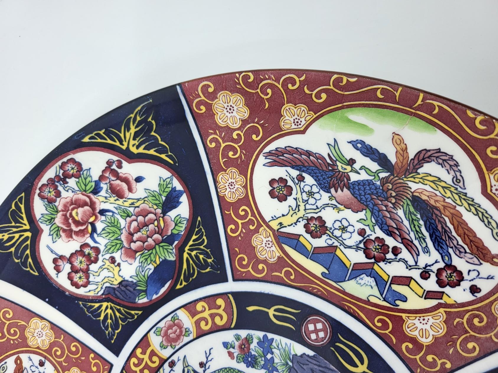 20th Century Plat décoratif en céramique aux couleurs d'Imari For Sale