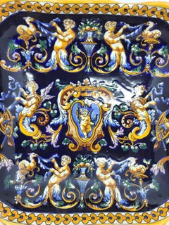 Plat de Gien décor Renaissance italienne sur fond bleu en faïence Francais