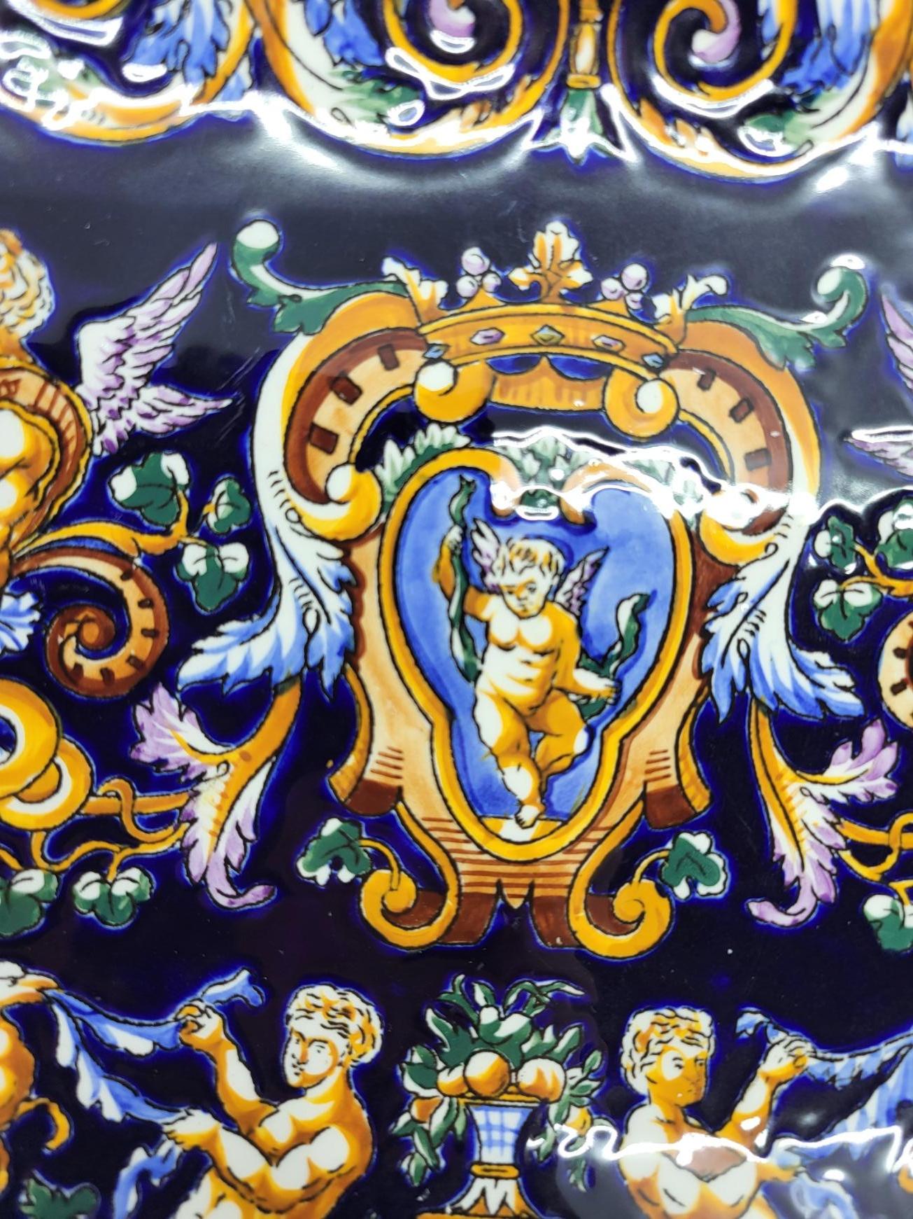 Plat en faïence de Gien décor Renaissance italienne sur fond bleu Francais Renacimiento en venta