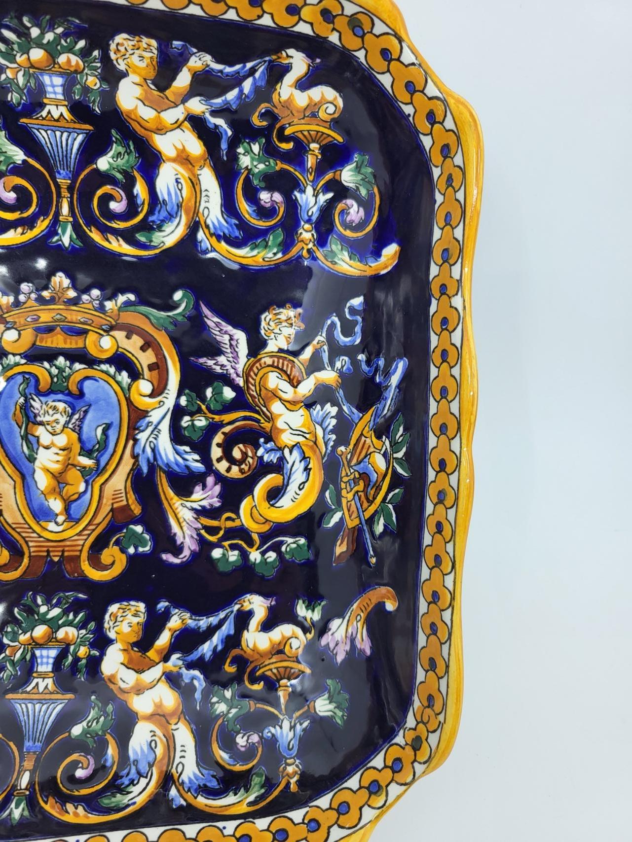Plat en faïence de Gien décor Renaissance italienne sur fond bleu Francais Europeo en venta