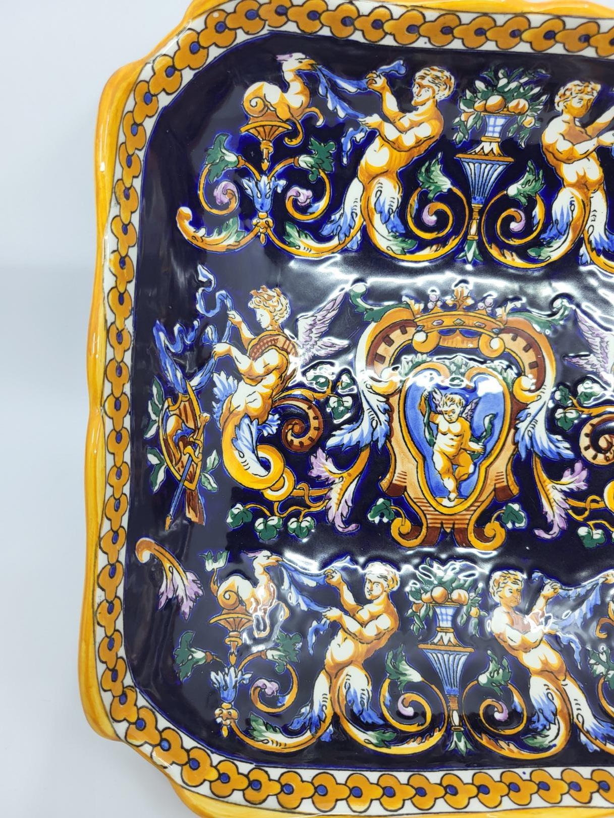Plat en faïence de Gien décor Renaissance italienne sur fond bleu Francais Esmaltado en venta