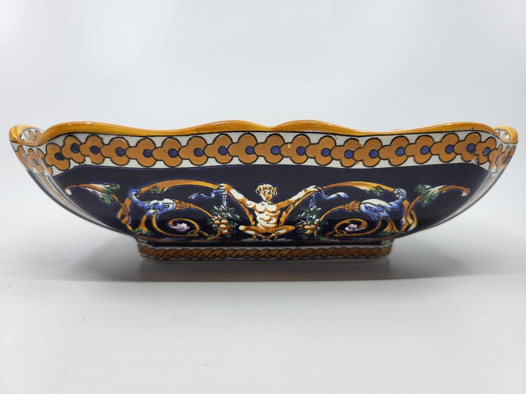 Plat en faïence de Gien décor Renaissance italienne sur fond bleu Francais en Bueno estado para la venta en London, England