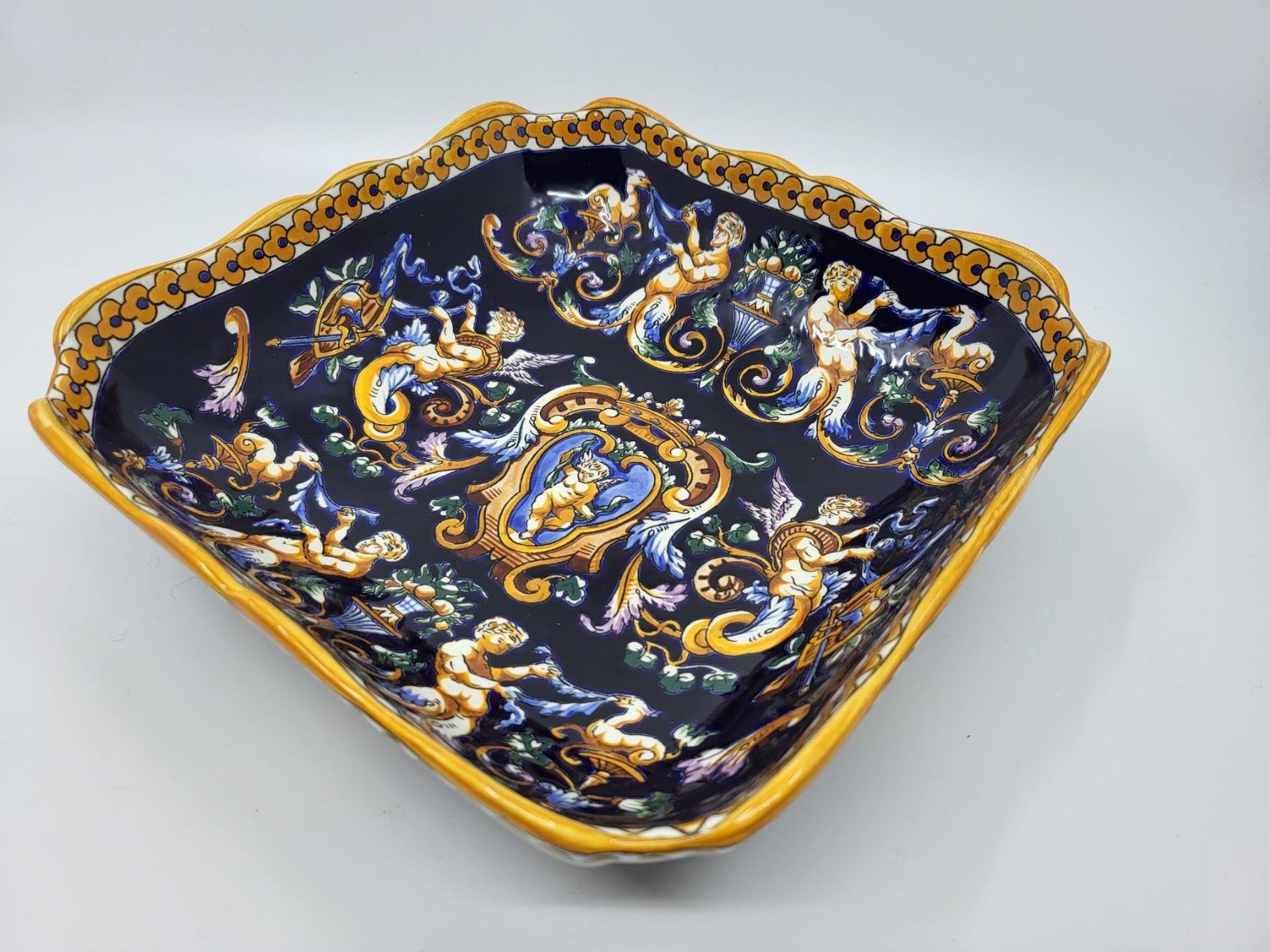 Plat en faïence de Gien décor Renaissance italienne sur fond bleu Francais siglo XX en venta