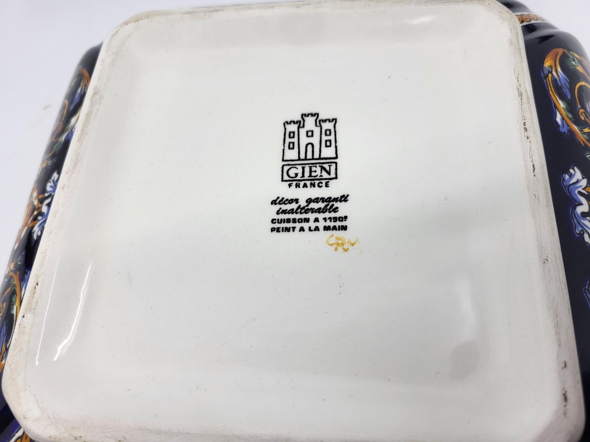 Plat en faïence de Gien décor Renaissance italienne sur fond bleu Francais Fayenza en venta
