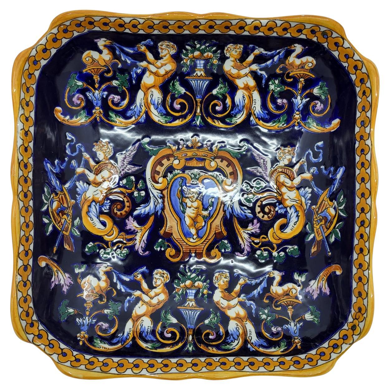 Plat en faïence de Gien décor Renaissance italienne sur fond bleu Francais en venta