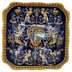 Plat en faïence de Gien décor Renaissance italienne sur fond bleu Francais