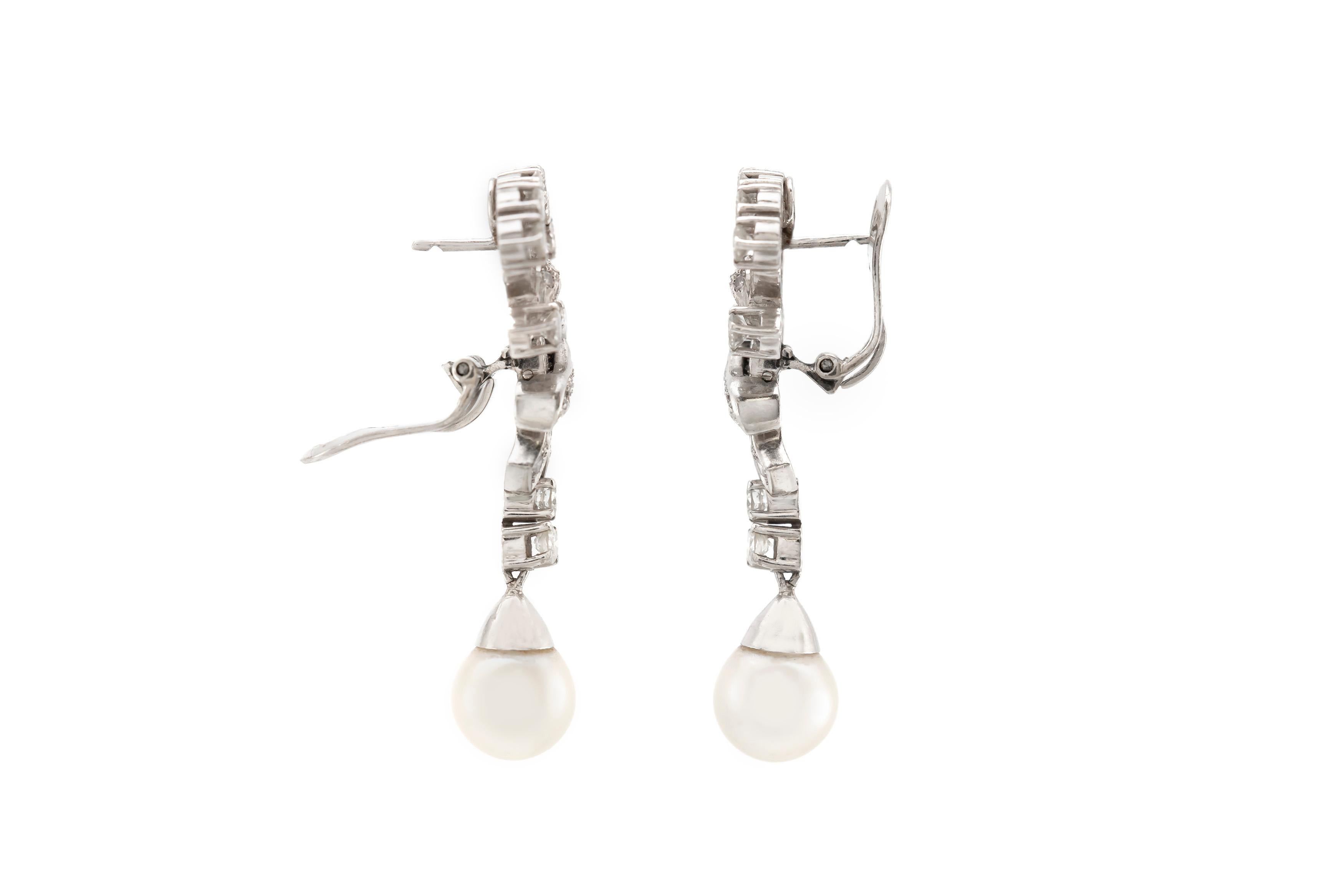 Les boucles d'oreilles sont finement réalisées en platine avec deux belles perles, avec des diamants pesant approximativement 2,30 carats au total. Circa 1930.