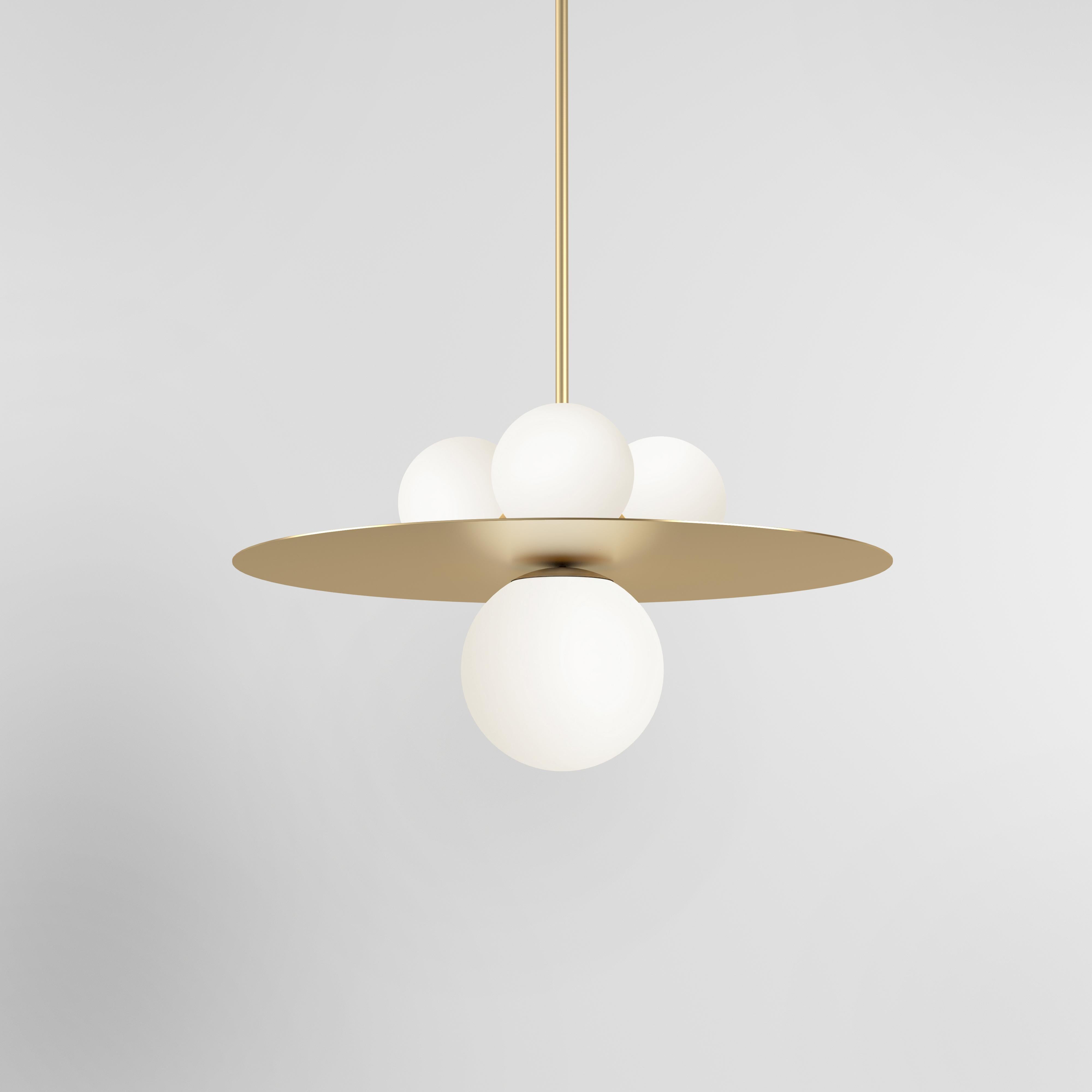 Lampada a sospensione con piatto e sfere di Atelier Ati
Dimensioni: D 65 x H 88,5 cm.
Materiali: Ottone spazzolato, vetro bianco.

Tutte le nostre lampade possono essere cablate a seconda del Paese. Se viene venduto negli Stati Uniti, sarà cablato