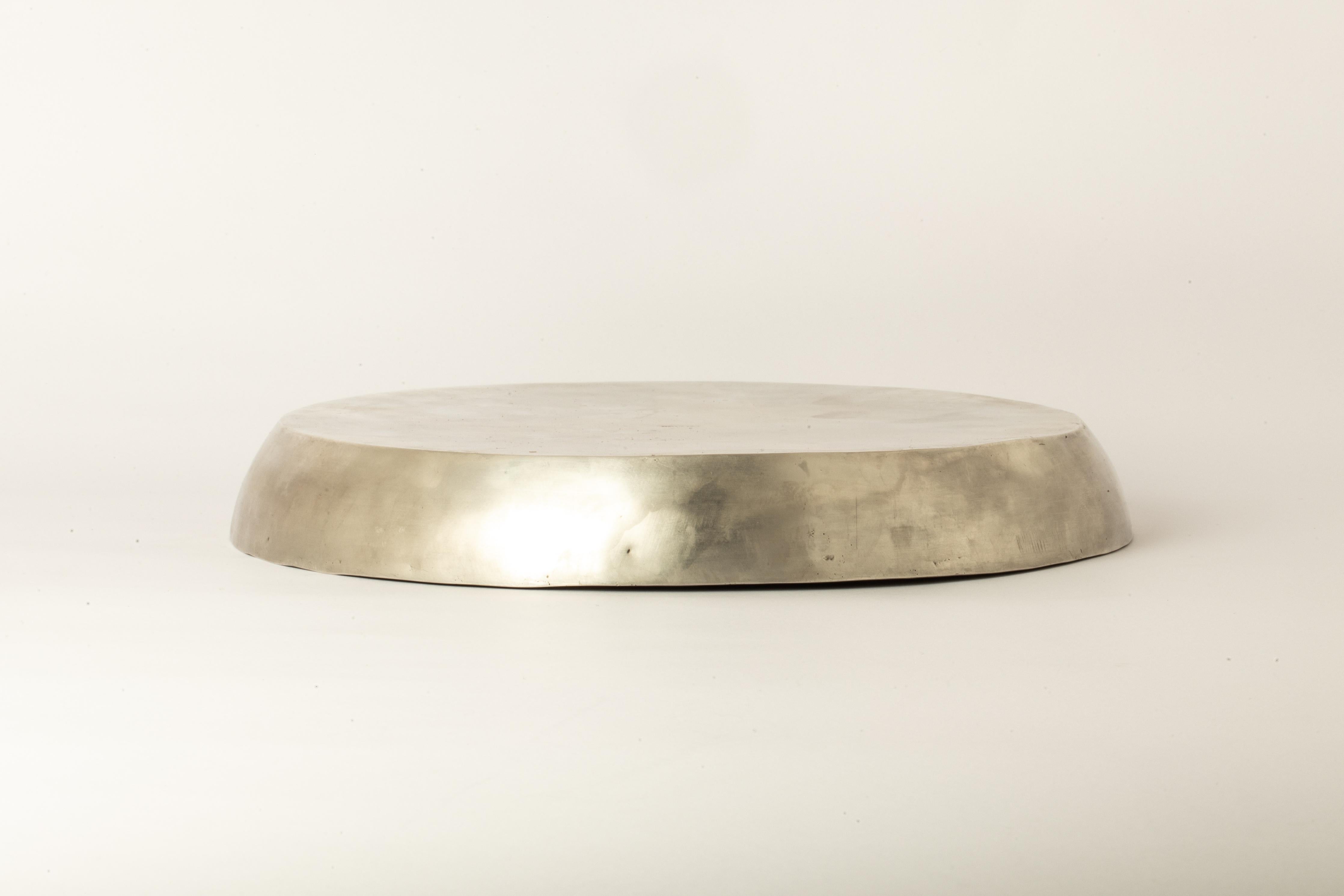 Dieser Teller ist aus Messing handgefertigt. Das Messing-Substrat wird galvanisch mit Silber beschichtet und dann in Säure getaucht, um die subtil zerstörte Oberfläche zu erzeugen. Sie ist ein Meisterwerk der Metallverarbeitung und wurde mit größter