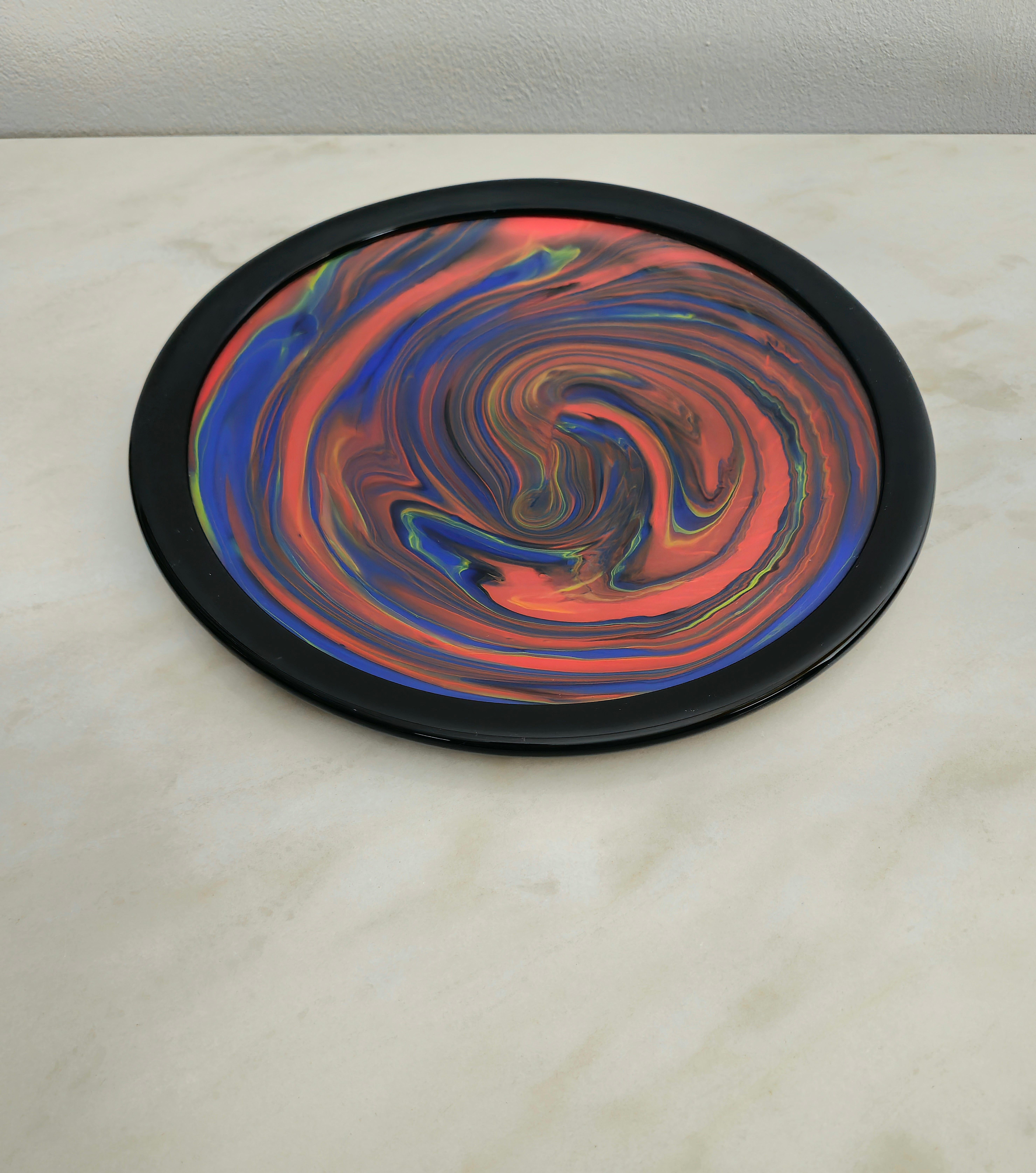 Large plate/decorative object model Mercucio 1104 designed by Missoni and produced in the 1980s by the Italian company Arte Vetro Murano.
The object was made by hand in polychrome and black overlaid Murano glass with multicolored shades.