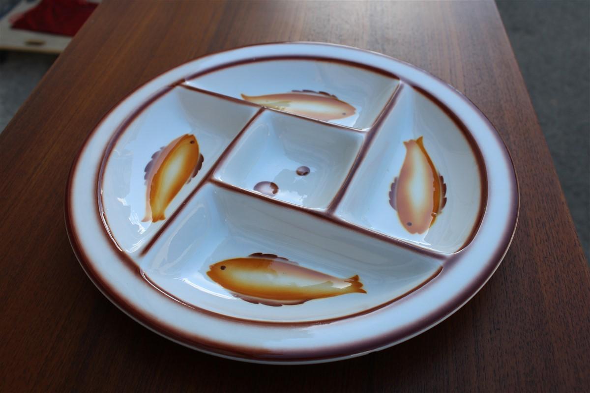 Teller Keramik Galvani Pordenone Angelo Simonetto futuristisches Design 1930er Jahre Fisch.
Zeichnungen mit der Airbrush, wie sie in dieser Fabrik üblich waren.