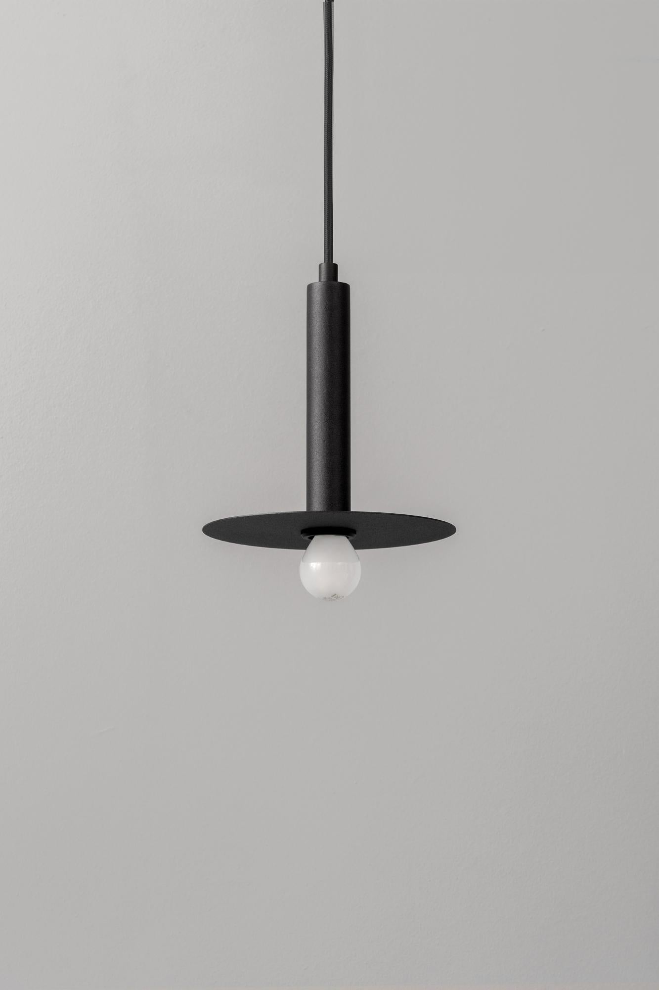 Lampada a sospensione Plate Classic nera di +kouple
Dimensioni: Ø 18,4 x H. 20,8 cm. 
Materiali: Acciaio verniciato a polvere.

Disponibile in diverse opzioni di colore. La lunghezza del cavo in PVC è di 200 cm. Contattateci.

Tutte le nostre