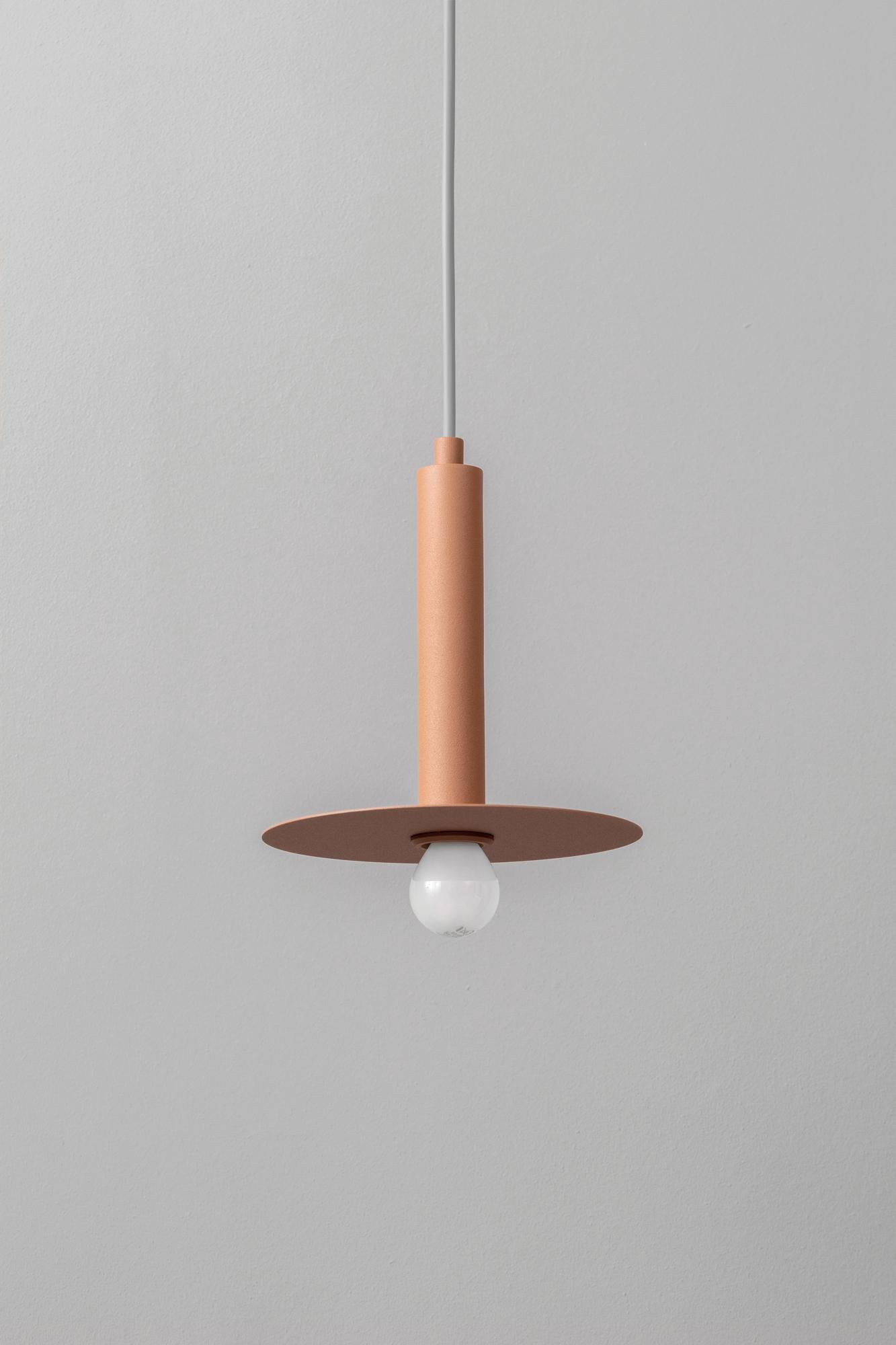 Plate Classic Coral Pendelleuchte von +kouple
Abmessungen: Ø 18,4 x H 20,8 cm. 
MATERIALIEN: Pulverbeschichteter Stahl.

Erhältlich in verschiedenen Farbvarianten. Die PVC-Kordel ist 200 cm lang. Bitte kontaktieren Sie uns.

Alle unsere Lampen