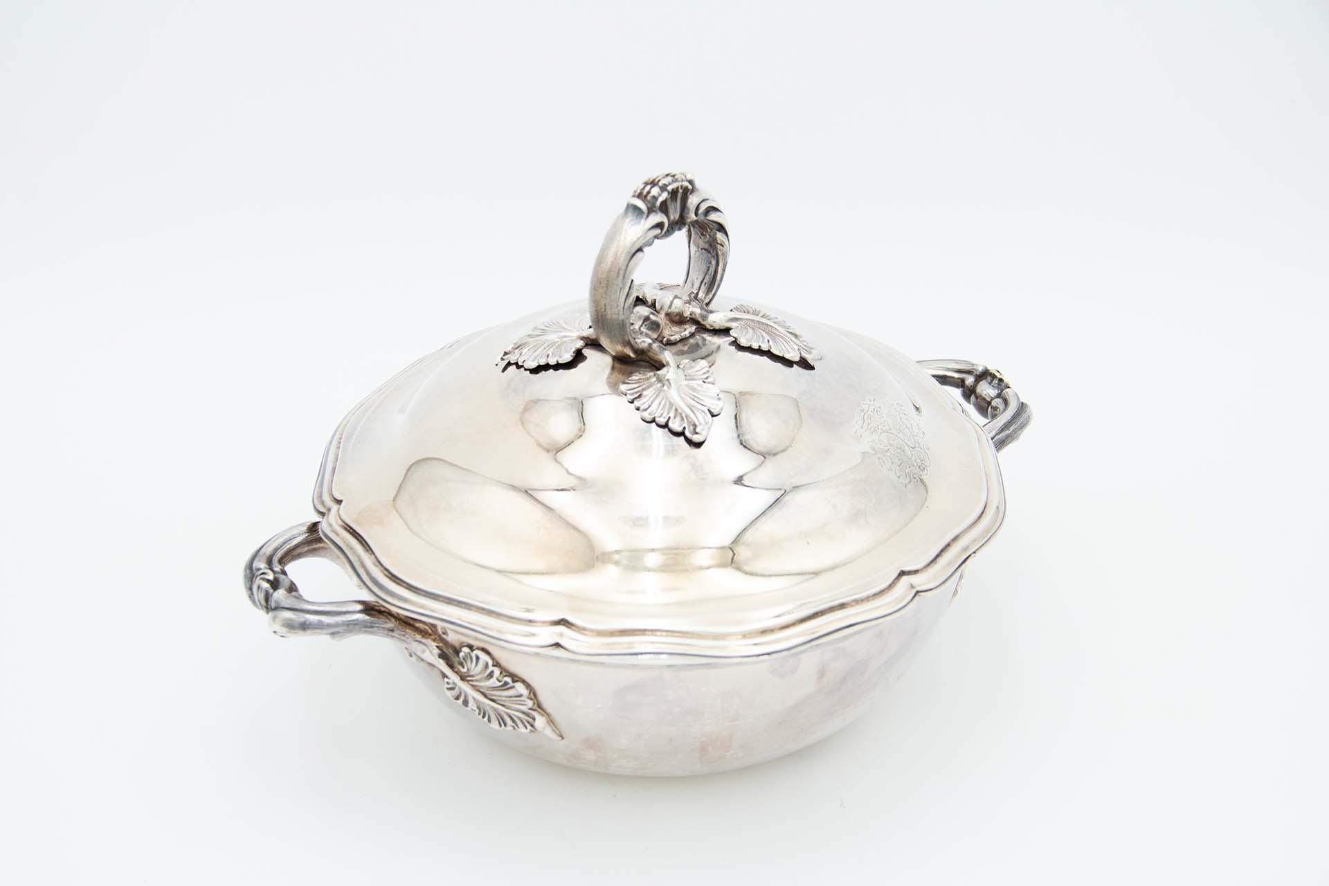 Plate covered in smooth silver