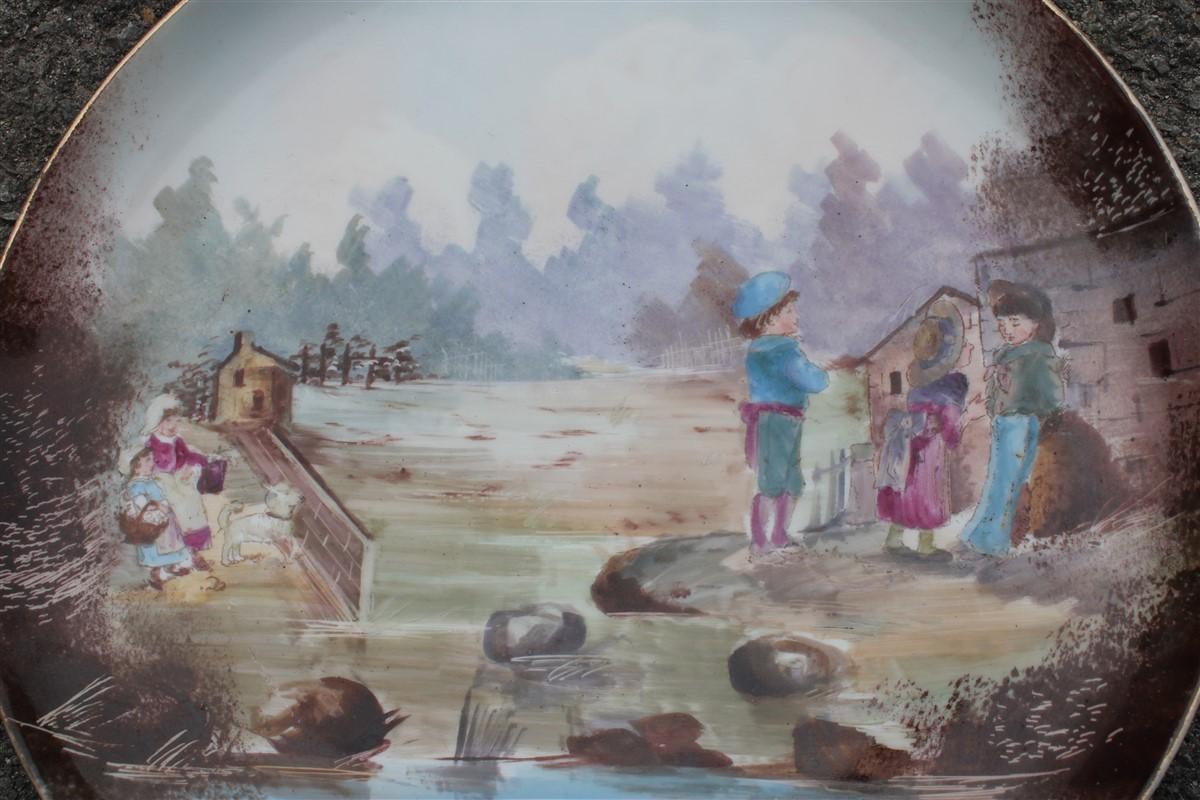 Milieu du XXe siècle Assiette décorée et peinte à la main en 1930 avec des enfants et la campagne Porcelaine  en vente