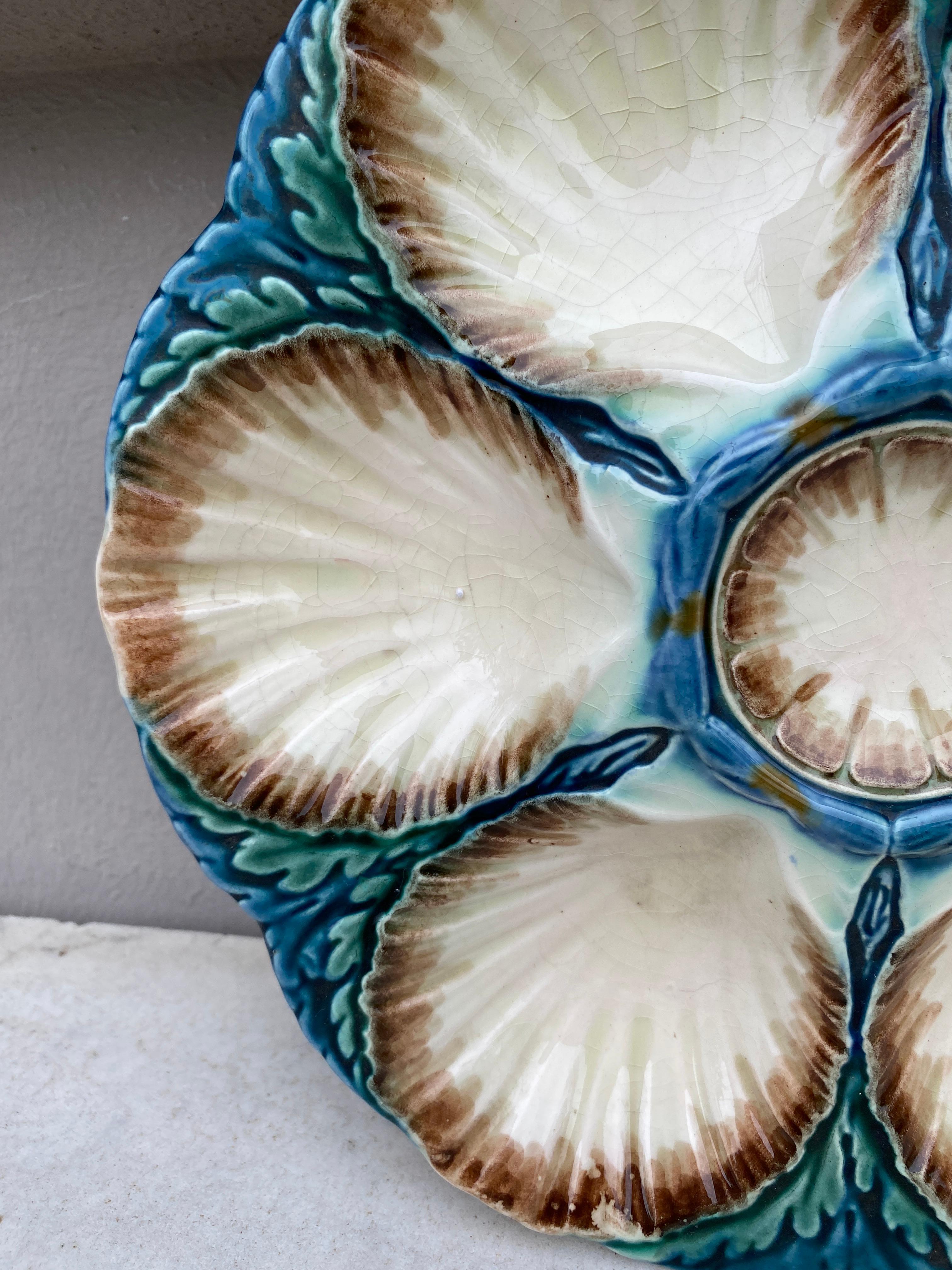 Majolica oyster plate Sarreguemines, circa 1870.
6 Shells and space for the lemon on the center.
Older model.
