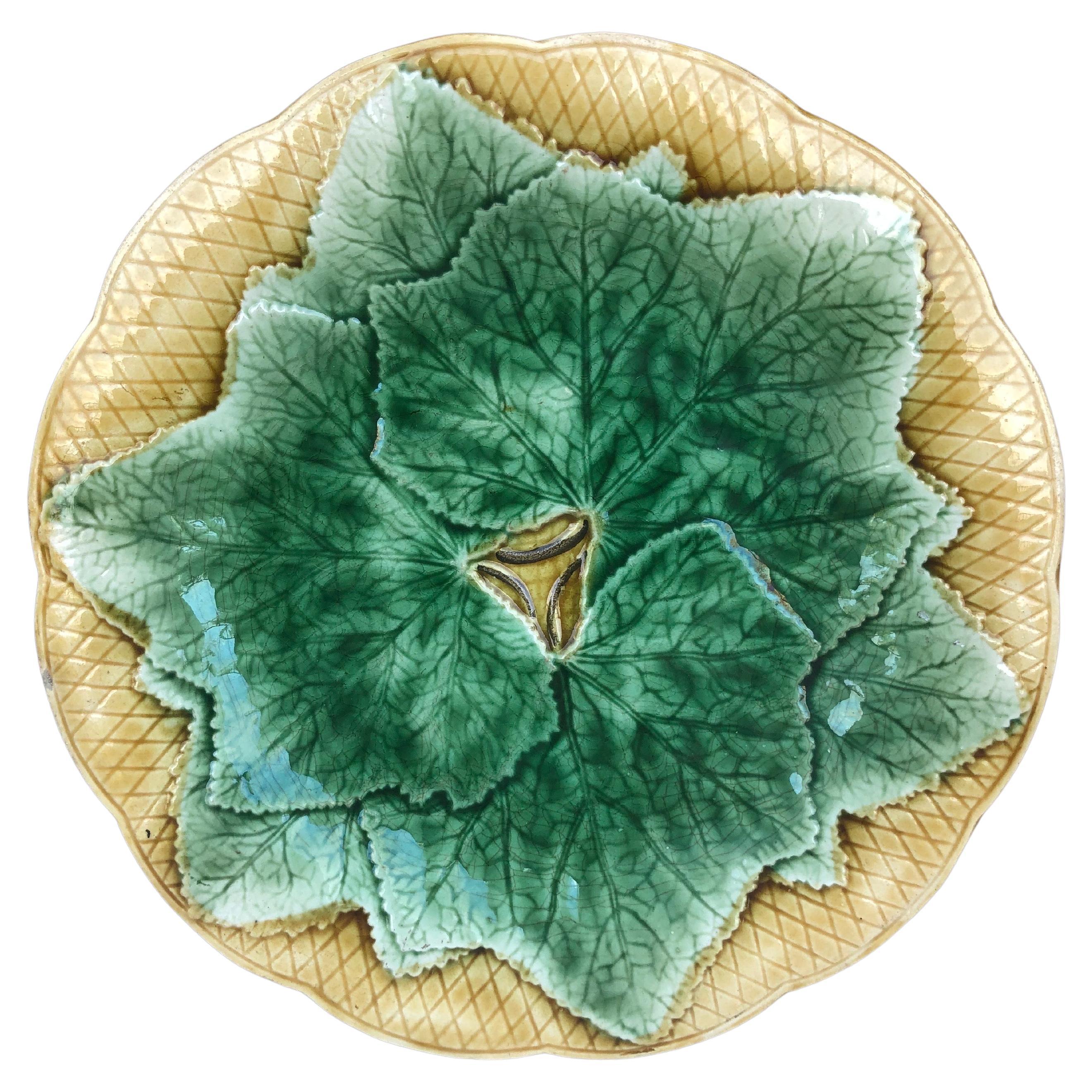 Plato de hojas de mayólica francesa Gien, hacia 1880