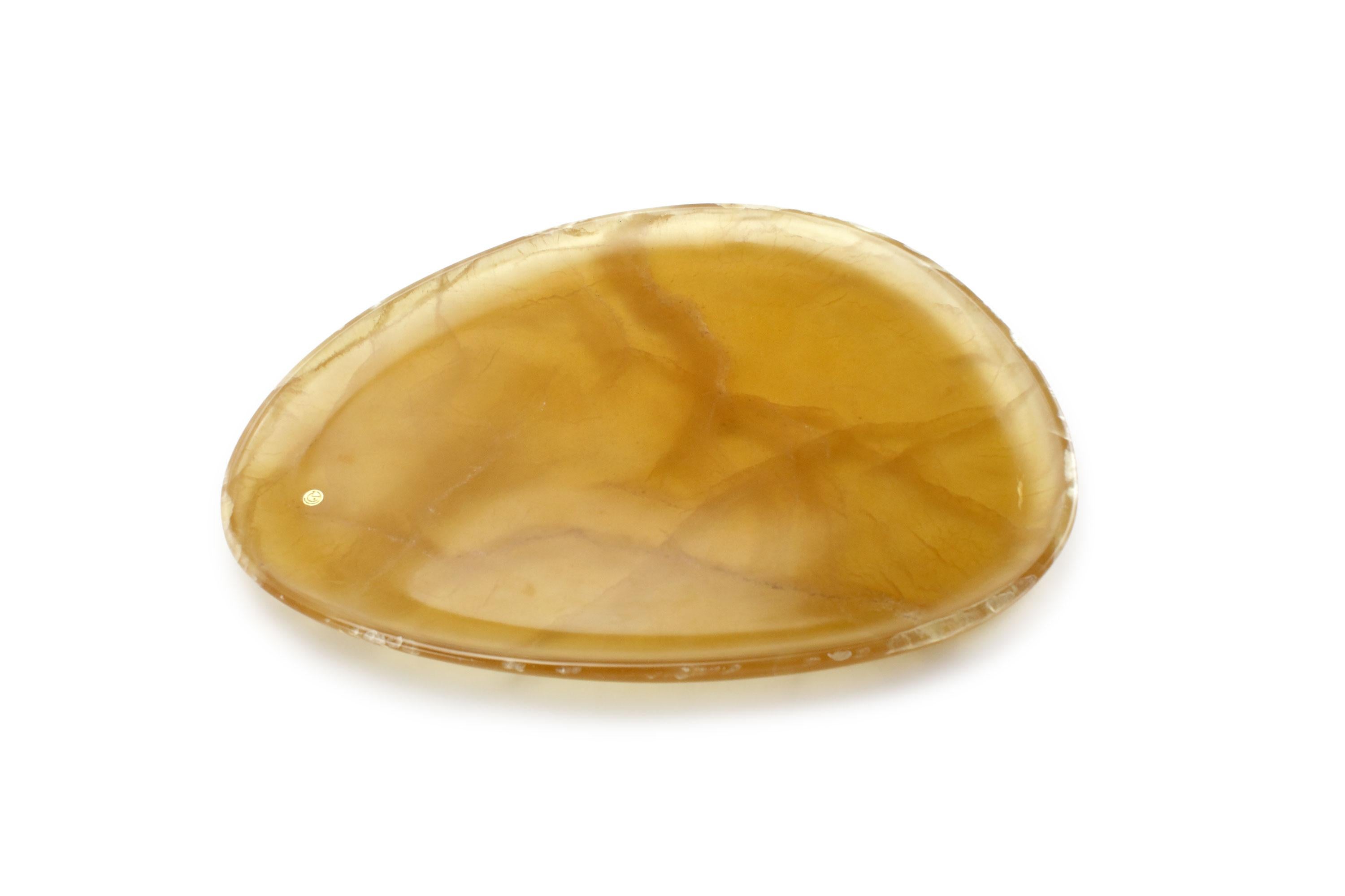 Plato de presentación tallado a mano en ónice ámbar. Uso múltiple como platos, fuentes y colocadores. El acabado pulido subraya la transparencia del ónice convirtiéndolo en un objeto muy preciado. 

Dimensiones: Mediana - L 30 W 28 H 1,8 cm, también