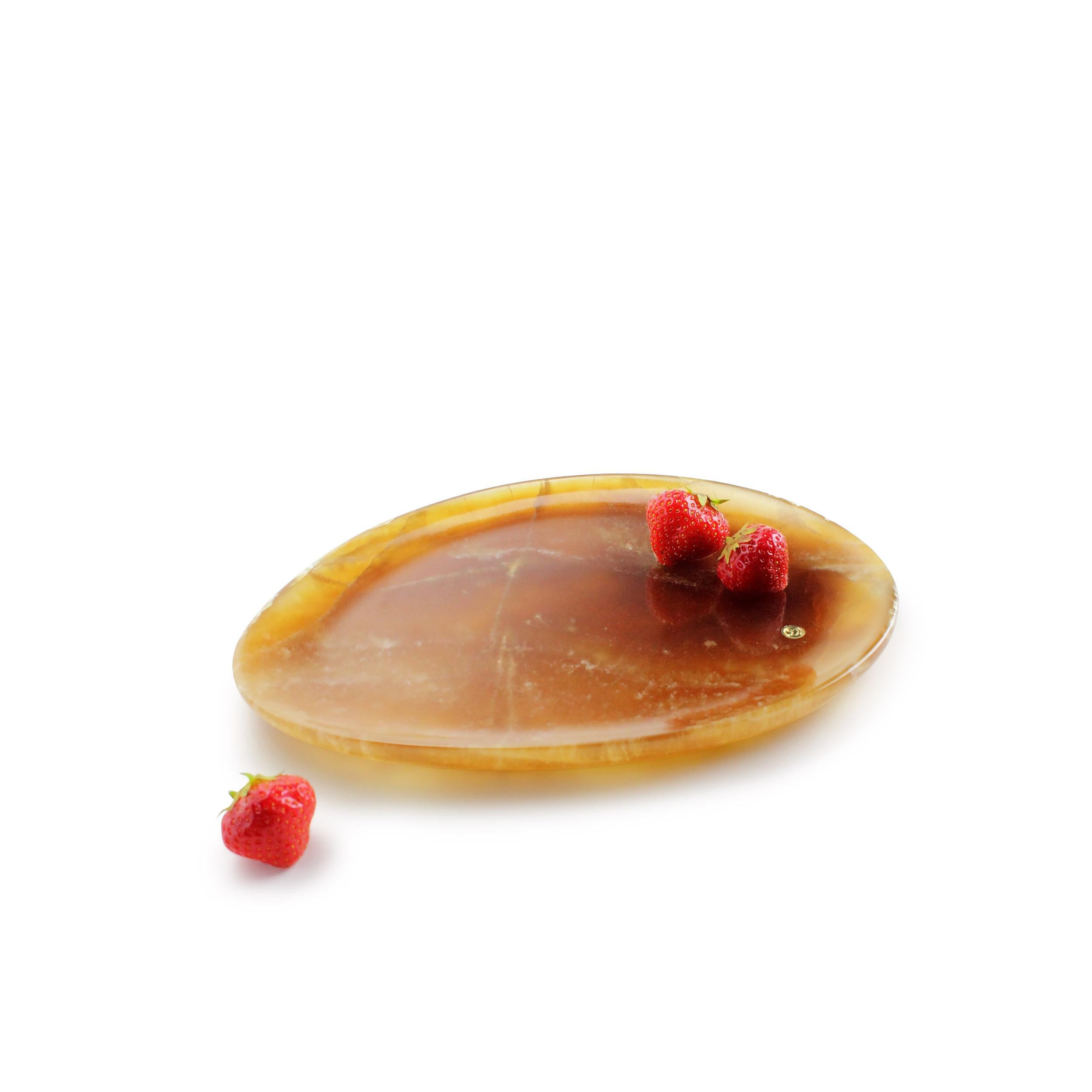 Plato de presentación tallado a mano en ónice ámbar. Uso múltiple como platos, fuentes y colocadores. El acabado pulido subraya la transparencia del ónice convirtiéndolo en un objeto muy preciado.

Dimensiones: Pequeña L 24, An 20, Al 1,8 cm,