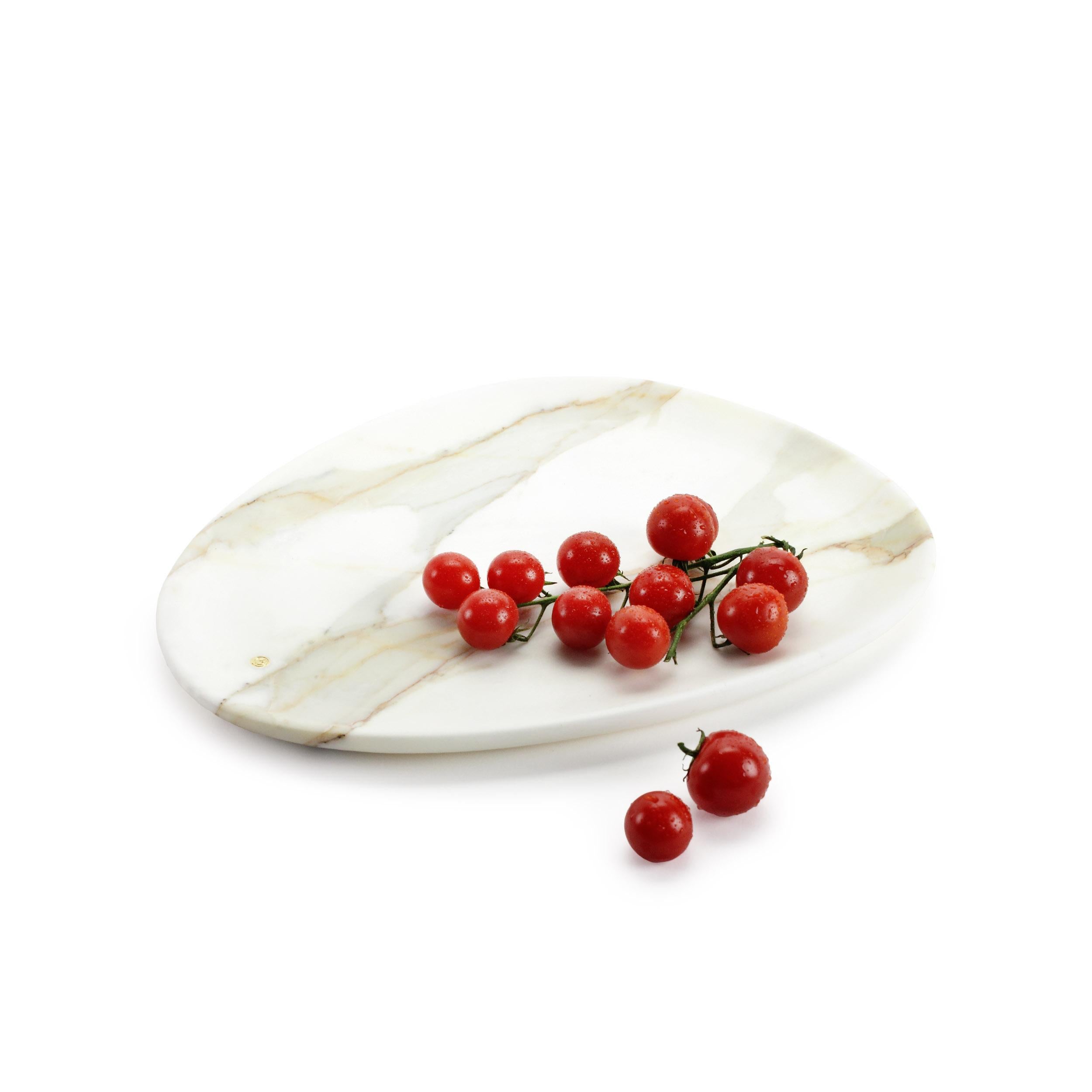 Plato de presentación tallado a mano en mármol Calacatta. Uso múltiple como platos, fuentes y colocadores. 

Dimensiones: Mediana L 30, An 28, Alt 1,8 cm, también disponible: Pequeña L 24, An 20, Alto 1,8 cm / Grande L 36, An 35, Alto 1,8