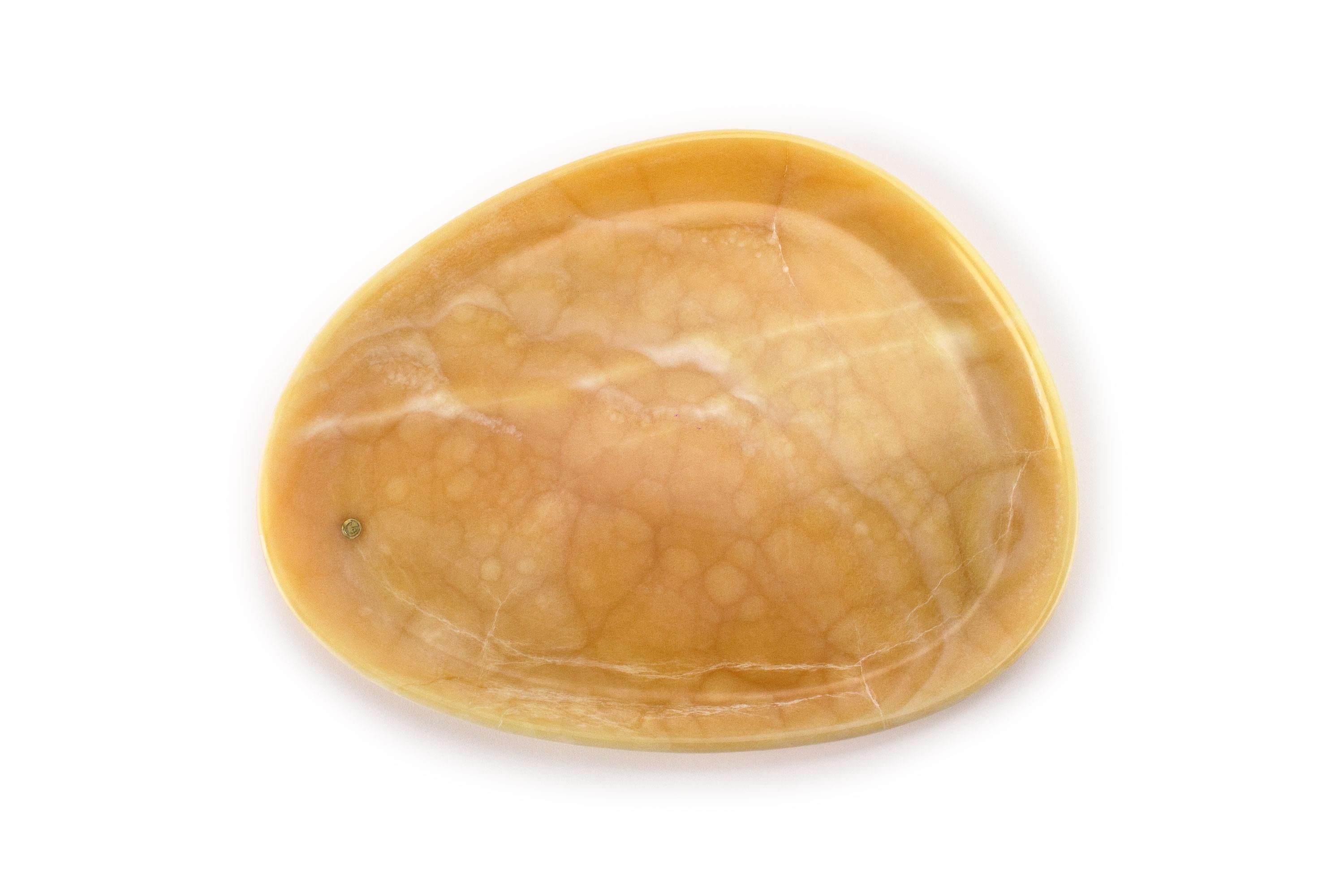 Piatto di presentazione intagliato a mano in onice arancione. Utilizzabile in più modi come piatti, vassoi e vaschette. La finitura lucida sottolinea la trasparenza dell'onice, rendendo questo oggetto molto prezioso. 

Dimensioni: Medio - L30 W28