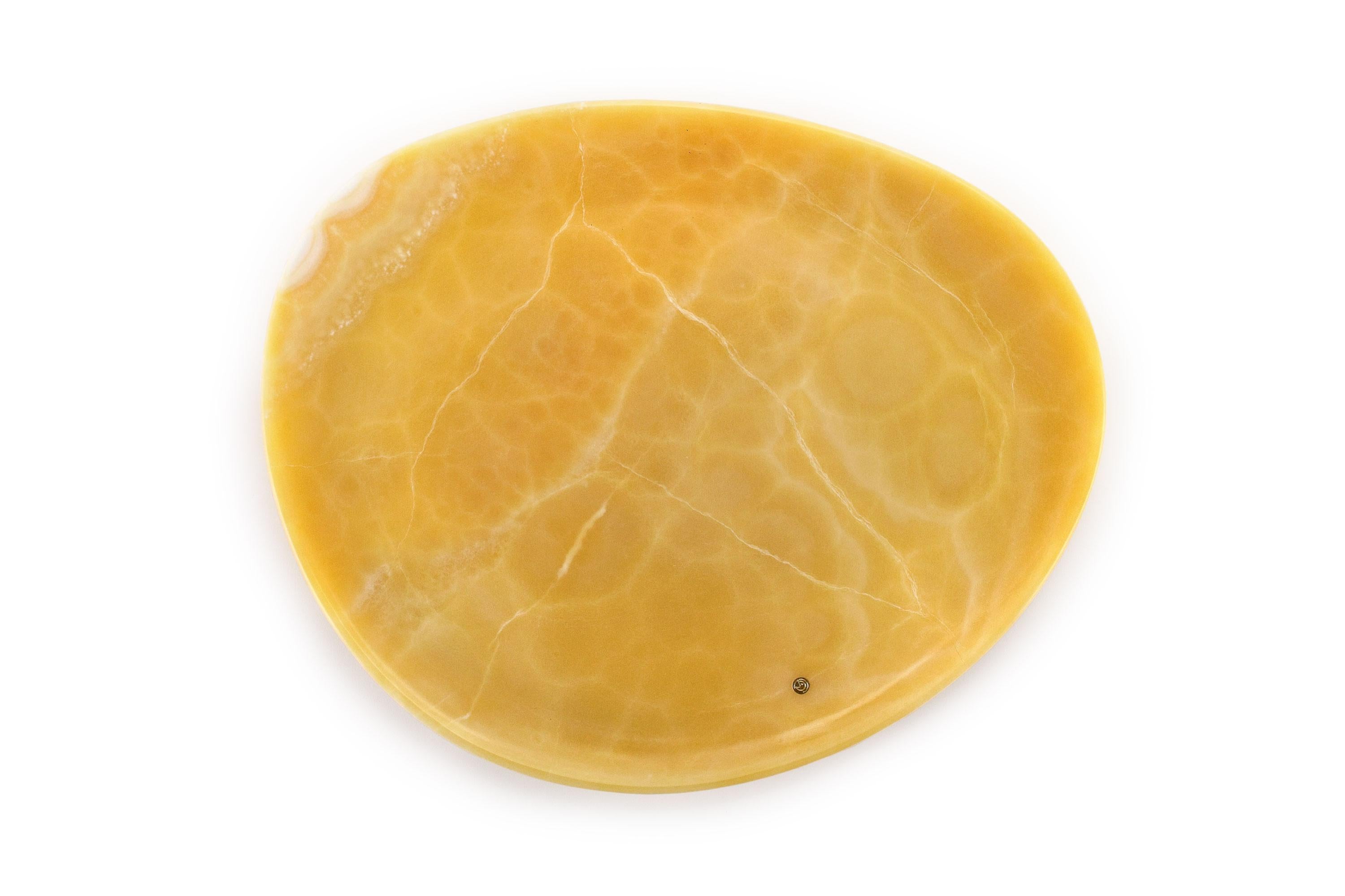 Plato de presentación tallado a mano en ónice naranja. Uso múltiple como platos, fuentes y colocadores. El acabado pulido subraya la transparencia del ónice convirtiéndolo en un objeto muy preciado. 

Dimensiones: Grande - L36 W35 H1,8 cm, también