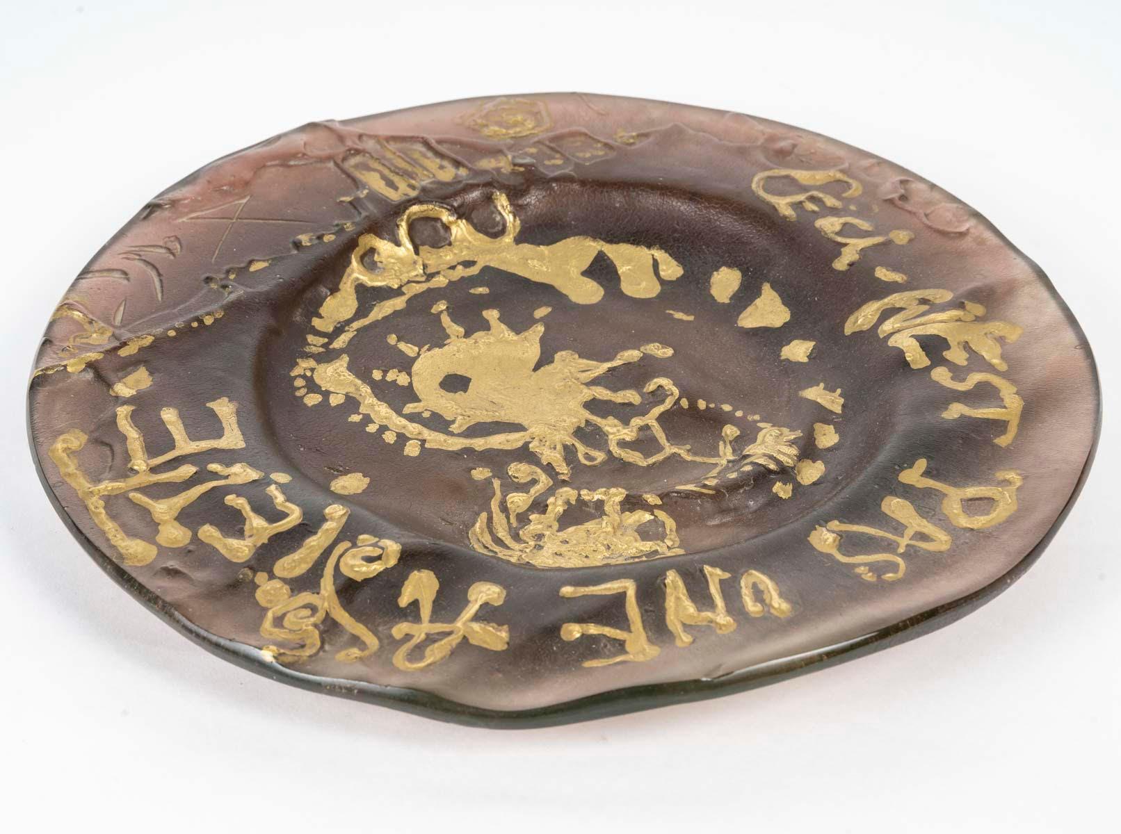 Assiette en pâte de verre colorée brune de Daum et Dali, signée, 20e siècle.


Assiette de l'artiste Dalí en pâte de verre brune de la maison Daum, signée, 20e siècle, parfait état.

D : 26,5cm, L : 3cm
