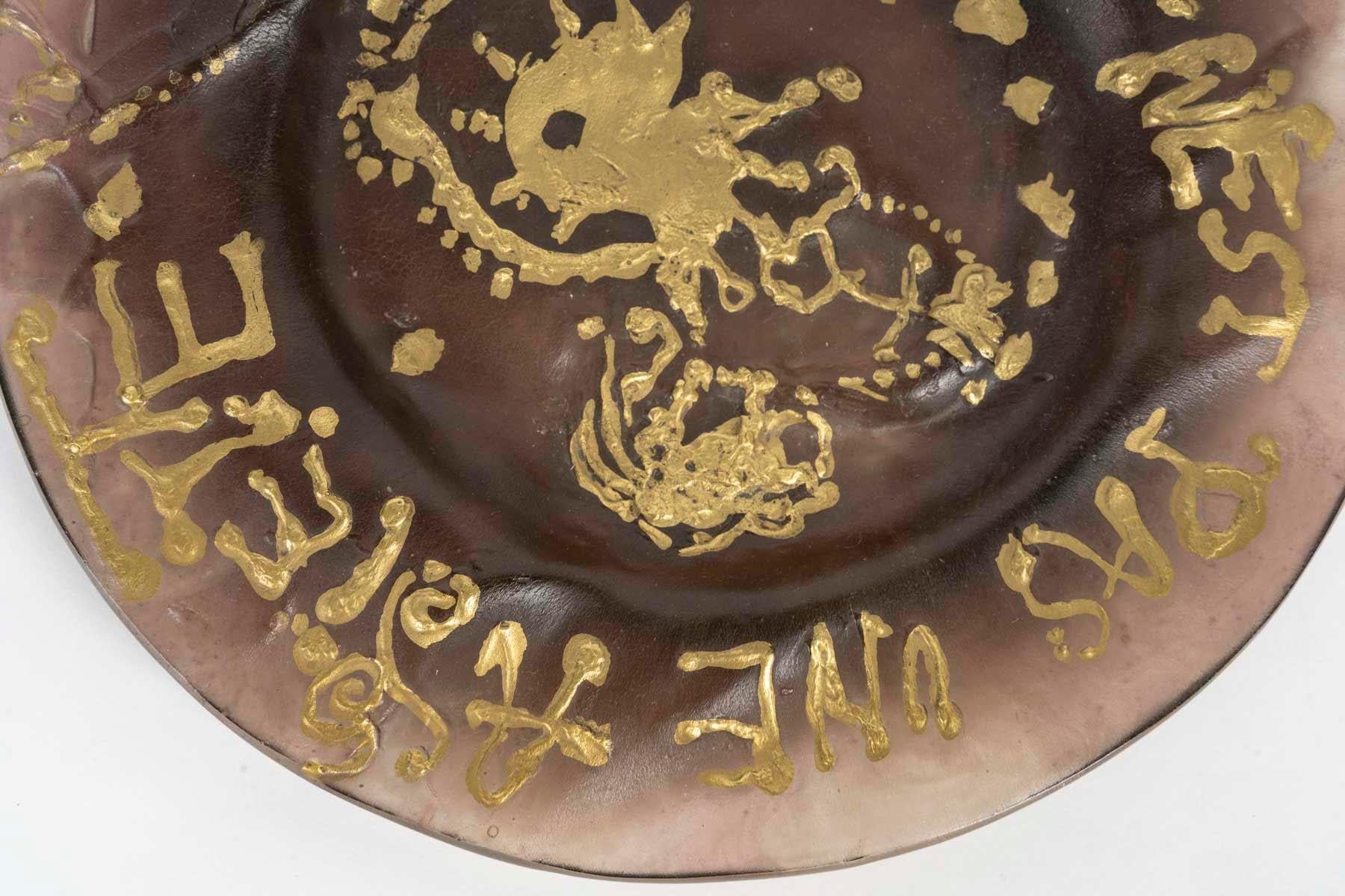 Français Assiette en pâte de verre colorée brune par Daum et Dali, signée, 20e siècle. en vente
