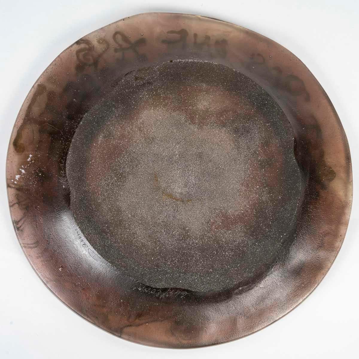20ième siècle Assiette en pâte de verre colorée brune par Daum et Dali, signée, 20e siècle. en vente