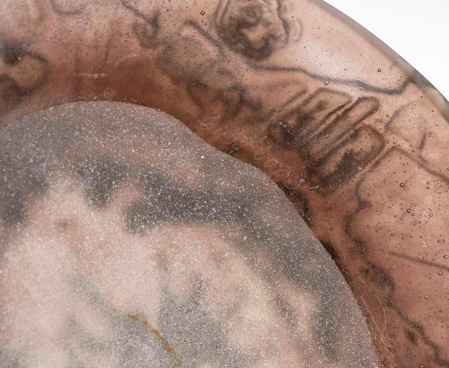 Verre Assiette en pâte de verre colorée brune par Daum et Dali, signée, 20e siècle. en vente