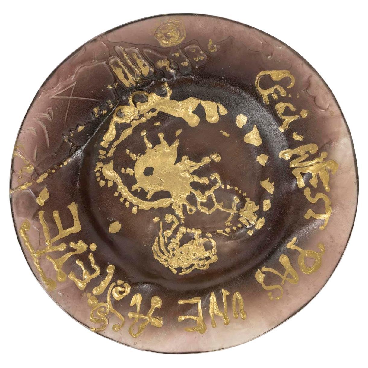 Assiette en pâte de verre colorée brune par Daum et Dali, signée, 20e siècle. en vente