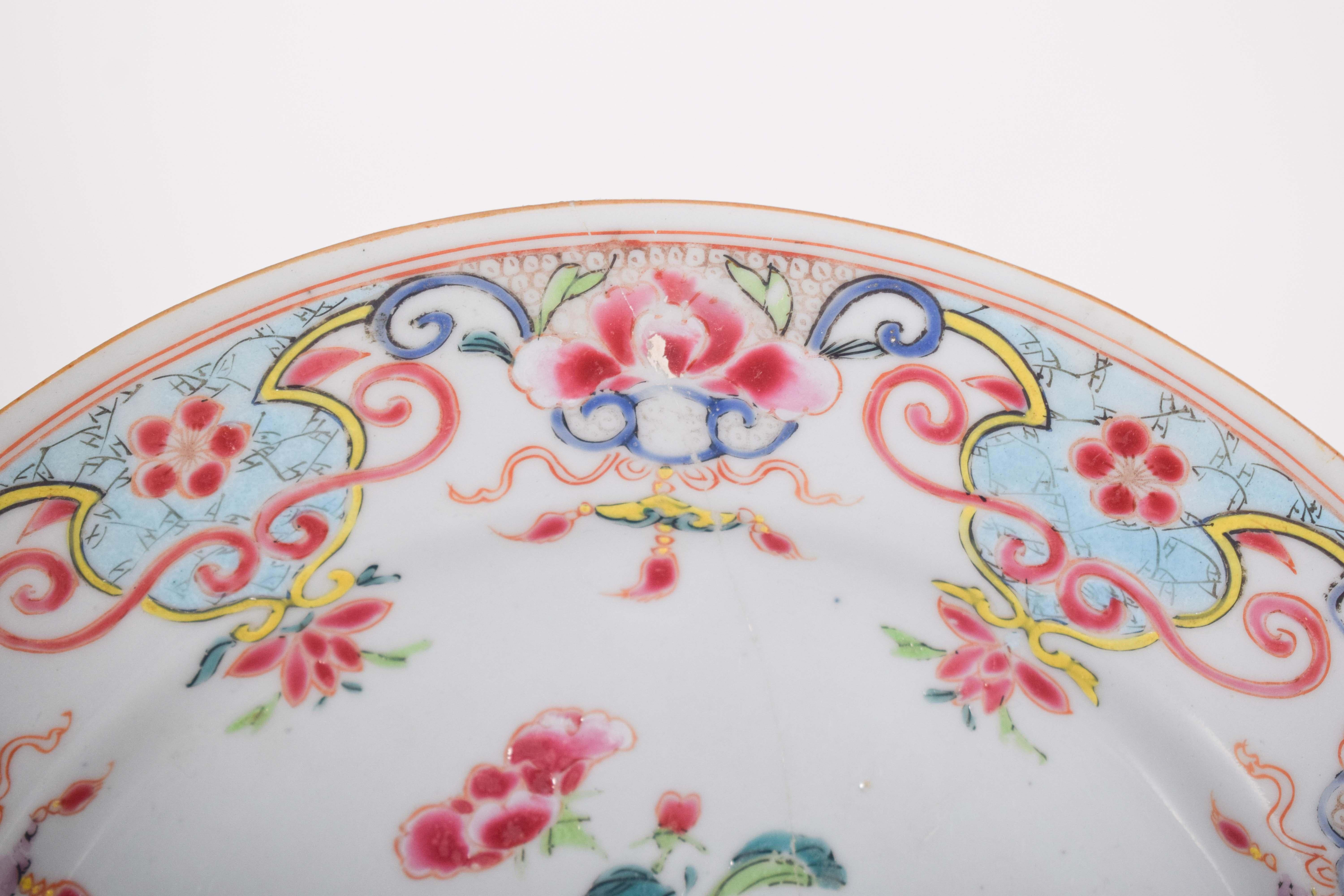 Platte aus chinesischem Porzellan Famille Rose, Qing Dysnaty (Barock) im Angebot