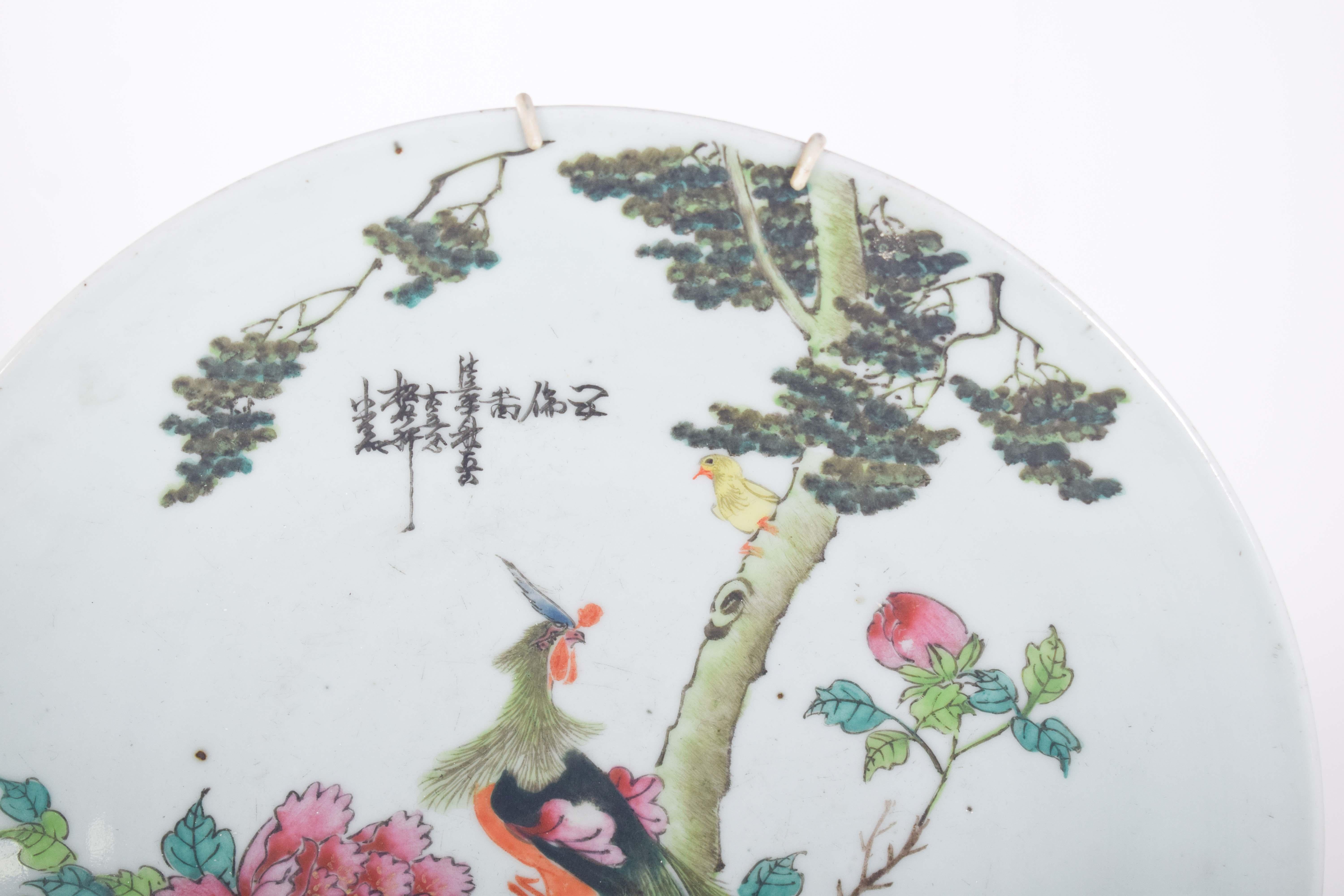 Piatto, in porcellana cinese per l'esportazione. Decorazione policroma con uccelli, motivi floreali e calligrafia cinese, dinastia Qing, periodo Qianlong (1736-1795).
Il piatto forte è un uccello esotico, probabilmente un fagiano o un uccello del