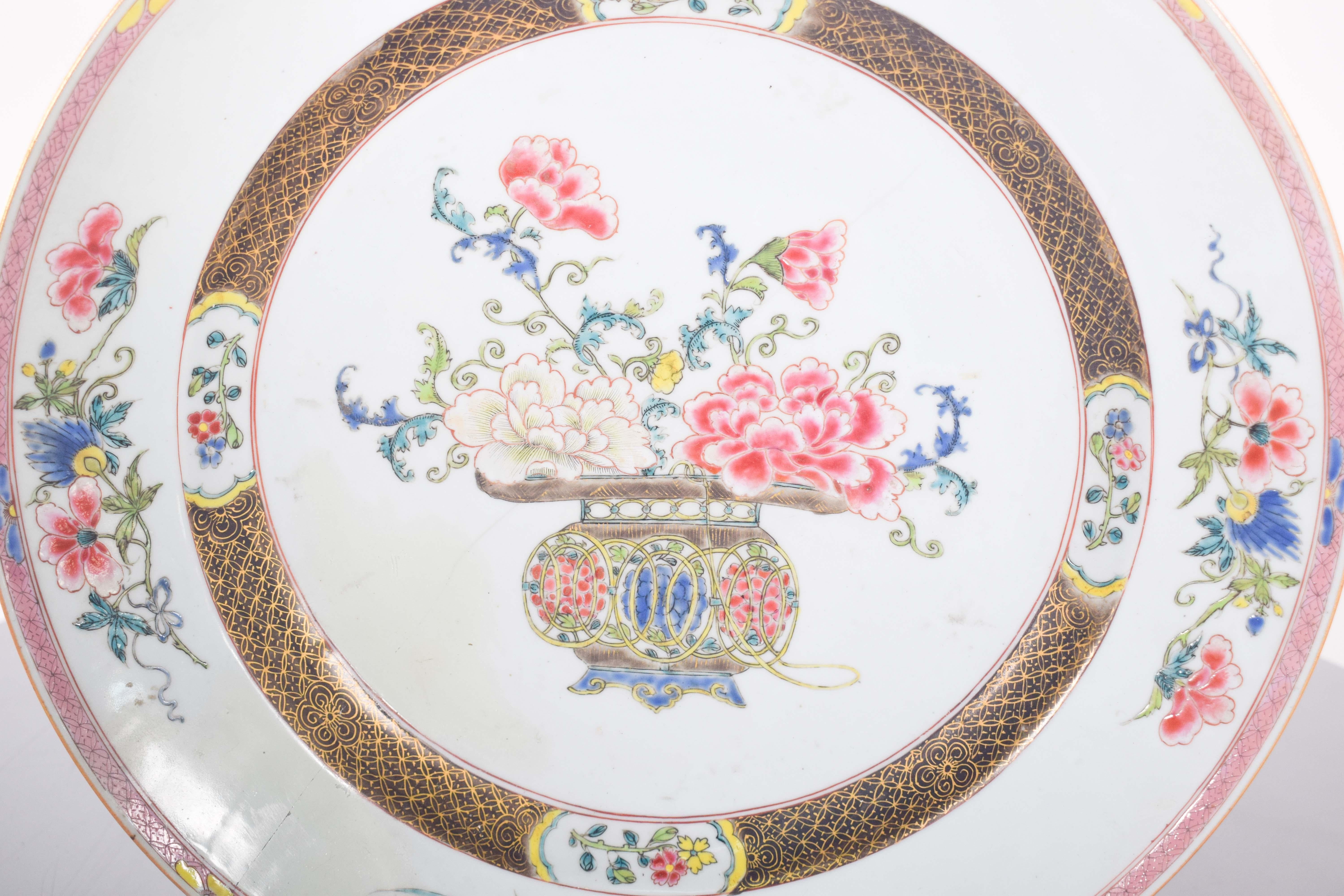 Piatto, in porcellana cinese per l'esportazione. Decorazione policroma con motivi floreali, vaso con fiori al centro. Dinastia Qing, periodo Yongzheng (1722-1735).
Al centro, un vaso dipinto con dettagli intricati in giallo e toni pastello, ha un