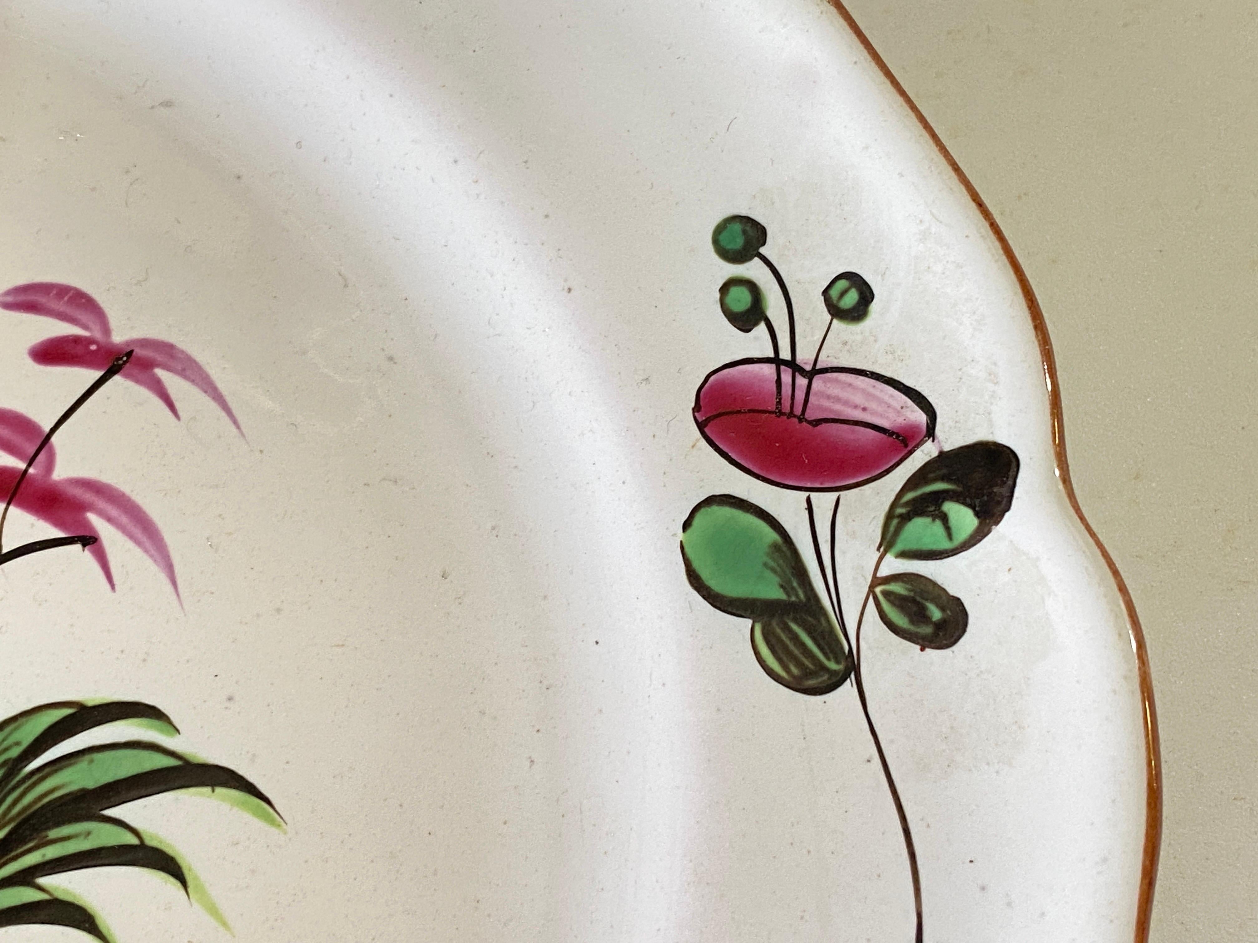 Faience Plate in French Faïence, Red and Green Color, 19th Century Chinese Fisher For Sale