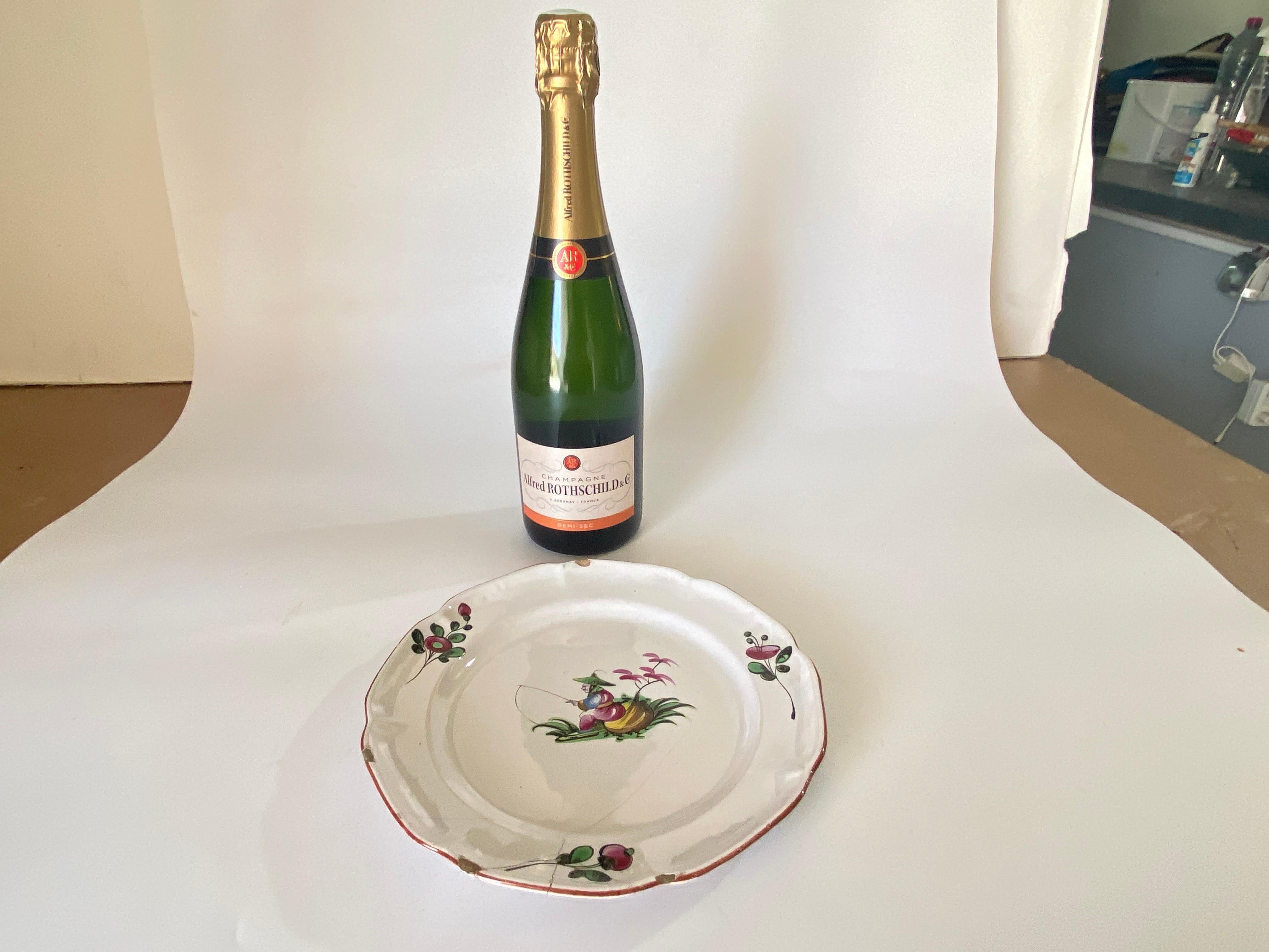 Plate in French Faïence, Red and Green Color, 19th Century Chinese Fisher For Sale 2