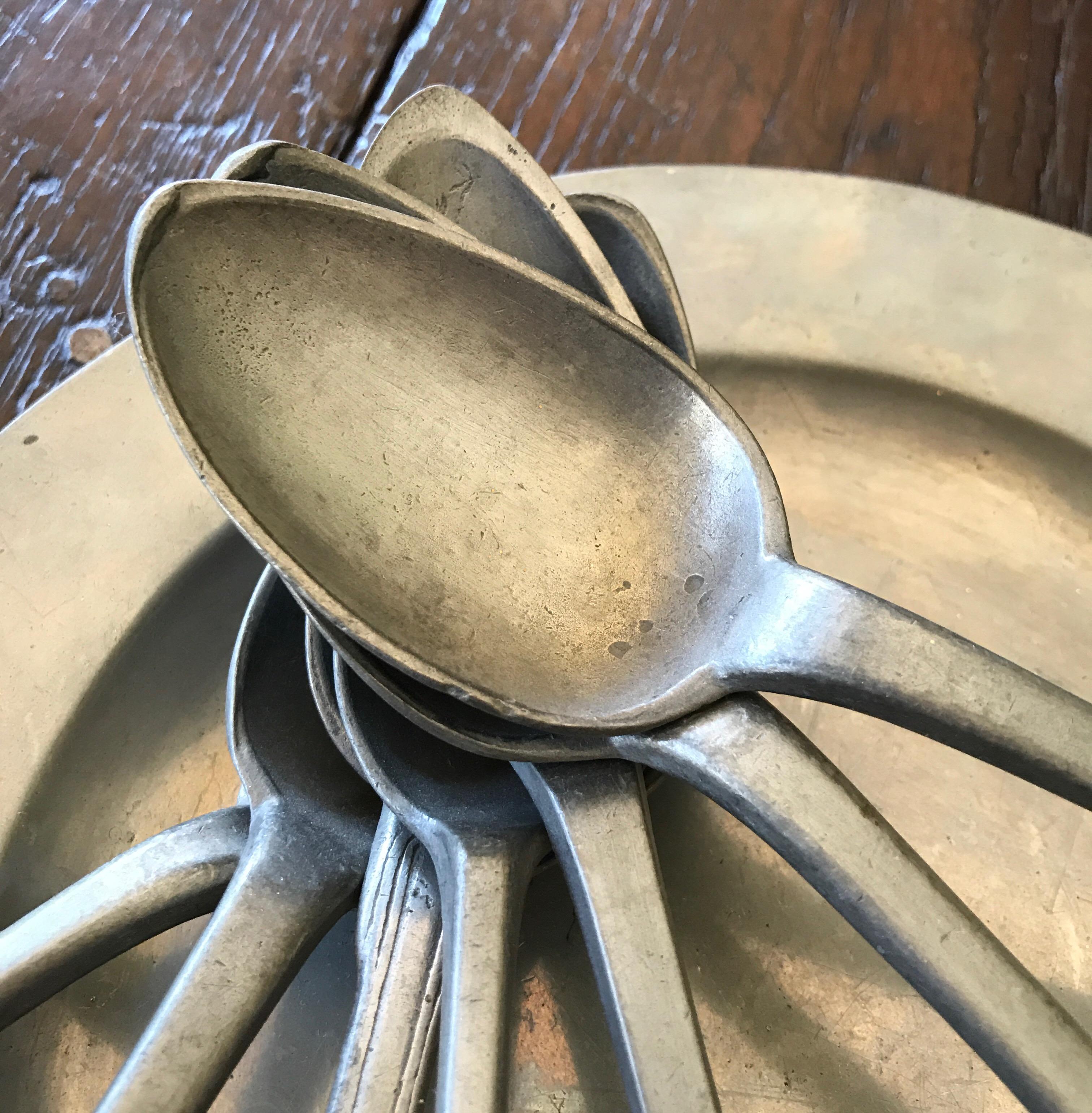 Plate London in pewter 24 cm
7 spoons in pewter
19th century.