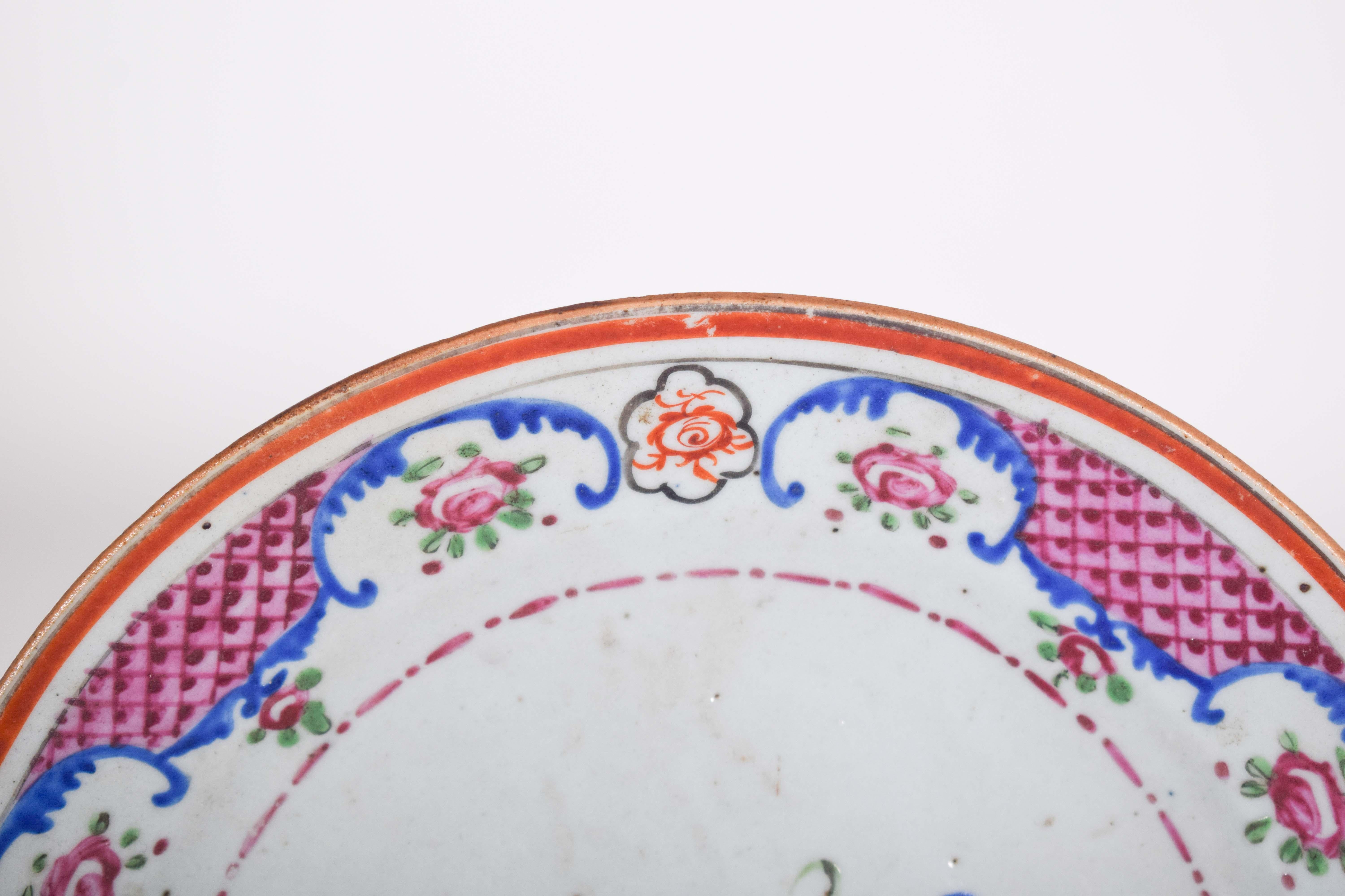 Piatto di porcellana cinese per l'esportazione. Decorazione policroma con fiori dal design raffinato e decorato, forse di origine europea, ispirata alle manifatture del XVIII secolo, come la porcellana francese di Sèvres o la tedesca Meissen