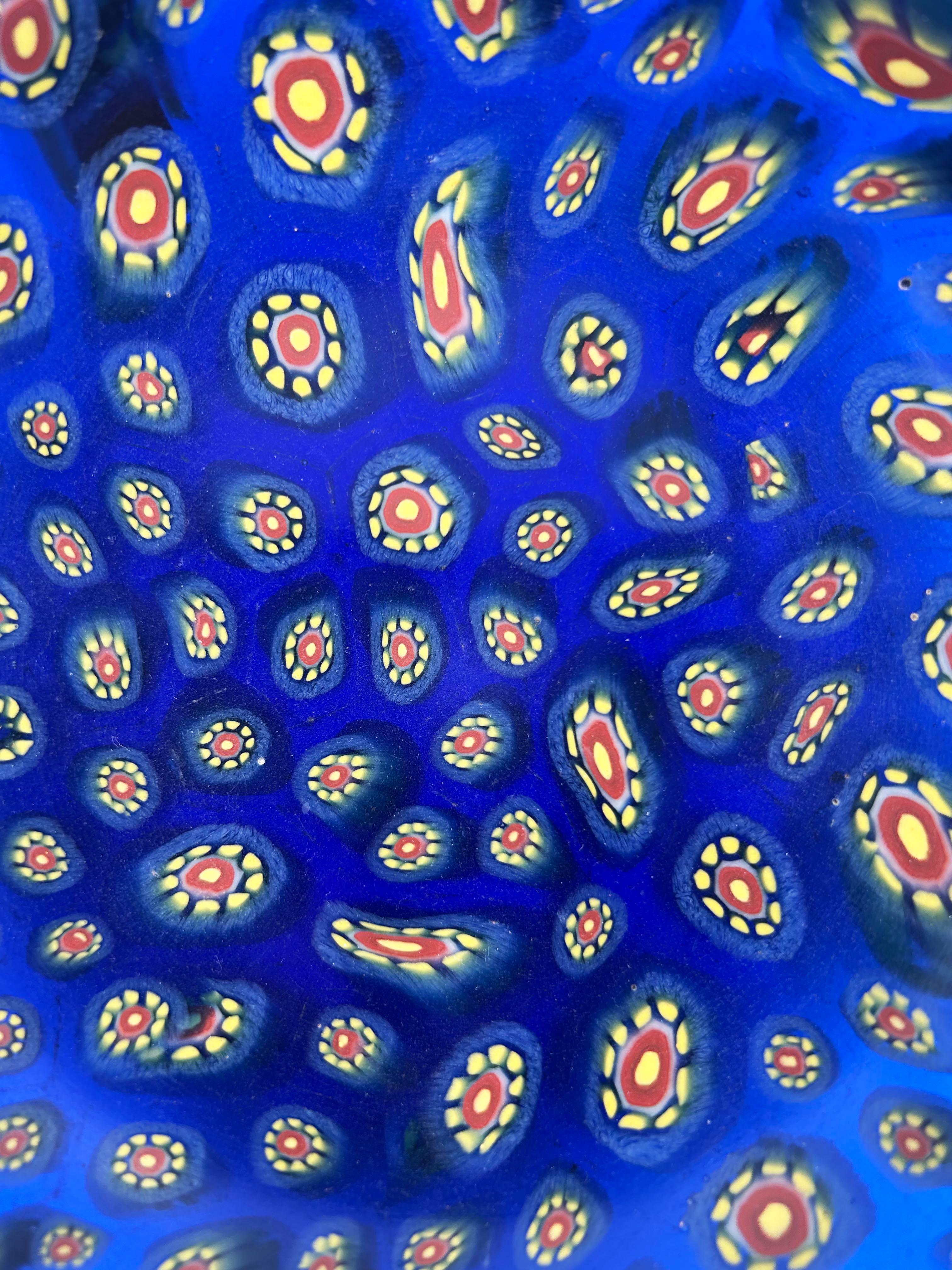Coupe en verre Murrino - Ulderico Moretti pour Moretti Ulderico & C. (Murano, 1880)

Questo magnifico quadro in mosaico di vetro è una creazione di Ulderico Moretti, rinomato maestro del vetro di Murano. Presenta un raffinato decoro di murrine