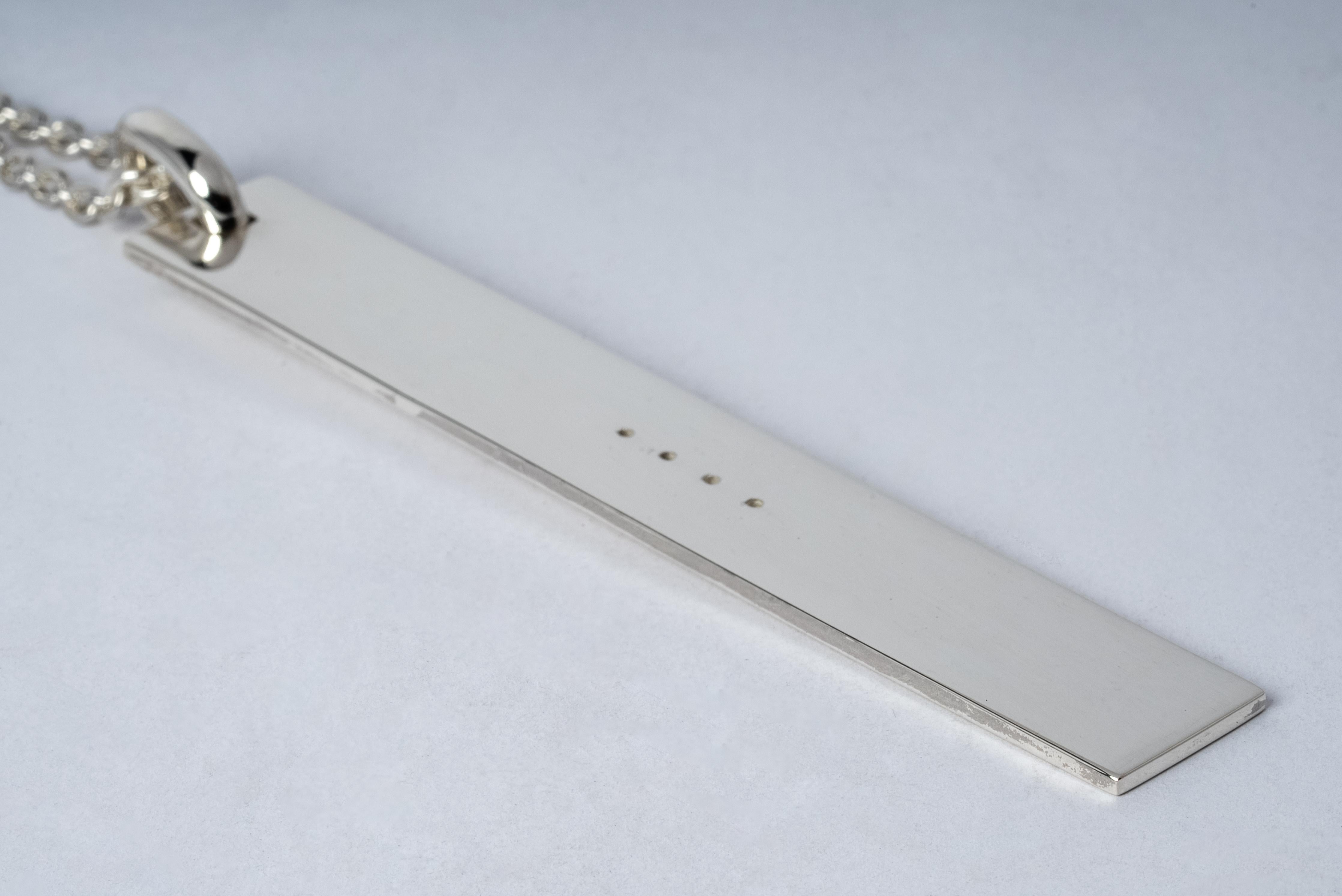 Plattenhalskette aus poliertem Sterlingsilber an einer 74 cm langen Kette.
