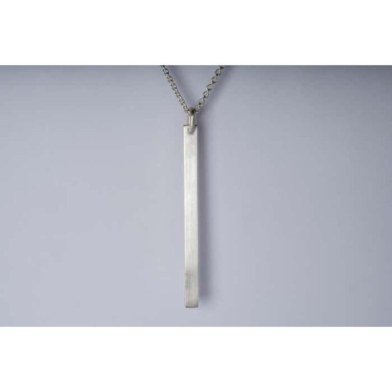 Plate necklace in sterling silver, it comes on a 74cm chain.