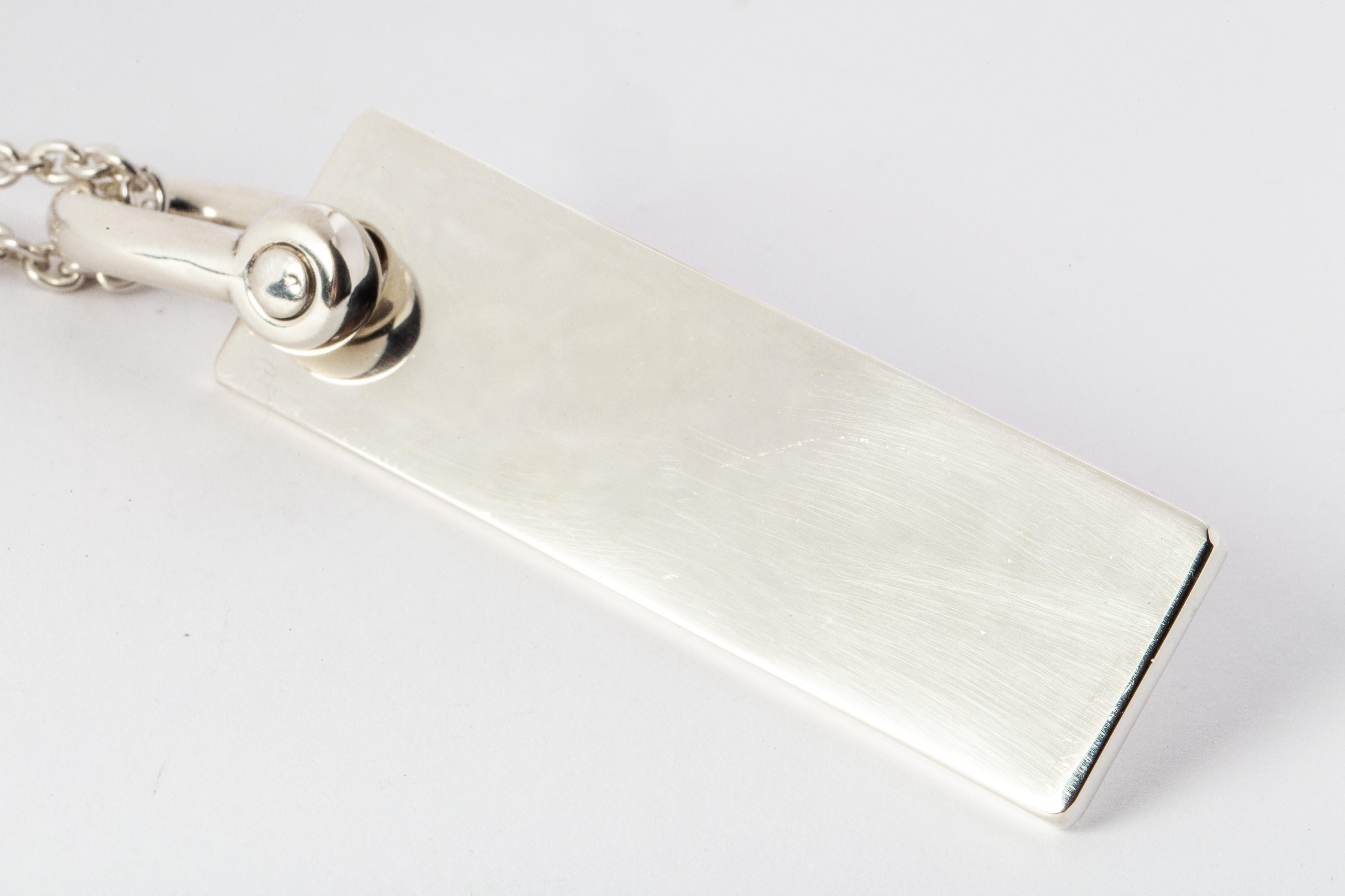 Plattenhalskette aus poliertem Sterlingsilber an einer 74 cm langen Kette.