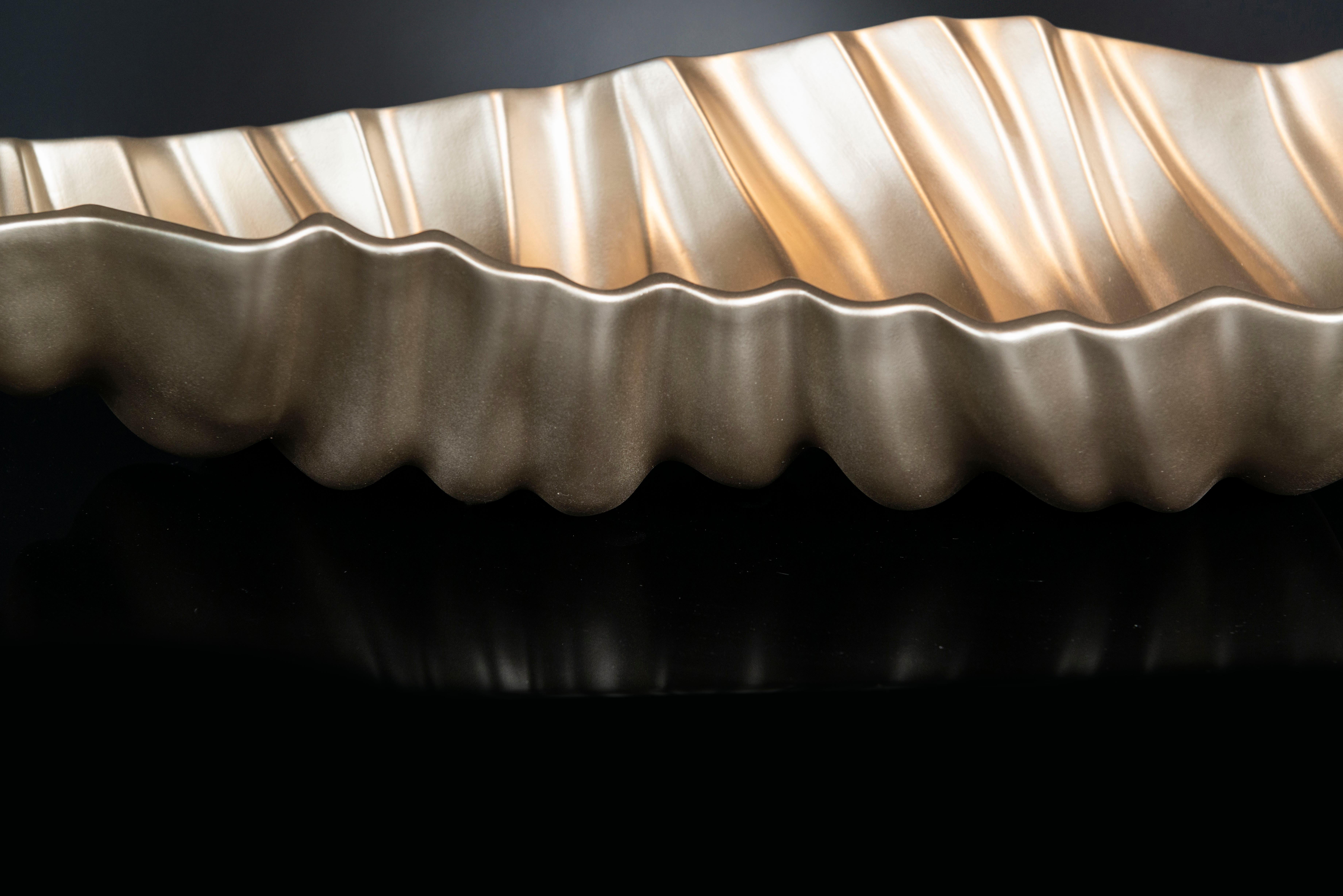 Servierplatte Shar Pei, perlenbeige und goldfarbene Oberfläche, in Keramik, Italien (21. Jahrhundert und zeitgenössisch) im Angebot
