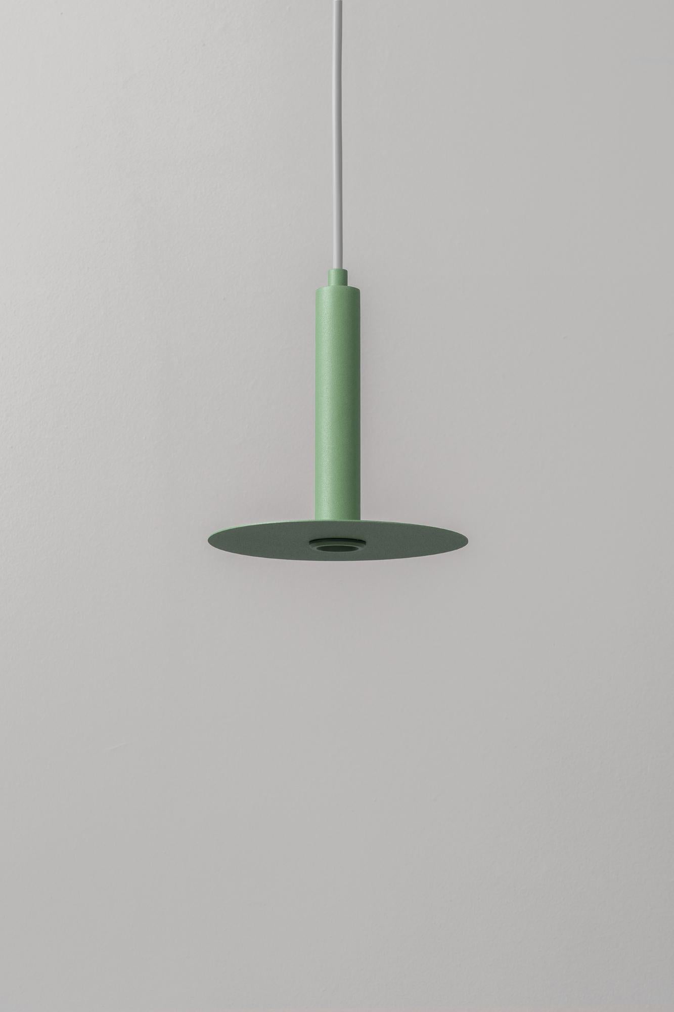 Lampada a sospensione Plate Spot Moss di +kouple
Dimensioni: Ø 18,4 x H. 20,8 cm. 
Materiali: Acciaio verniciato a polvere.

Disponibile in diverse opzioni di colore. La lunghezza del cavo in PVC è di 200 cm. Contattateci.

Tutte le nostre lampade