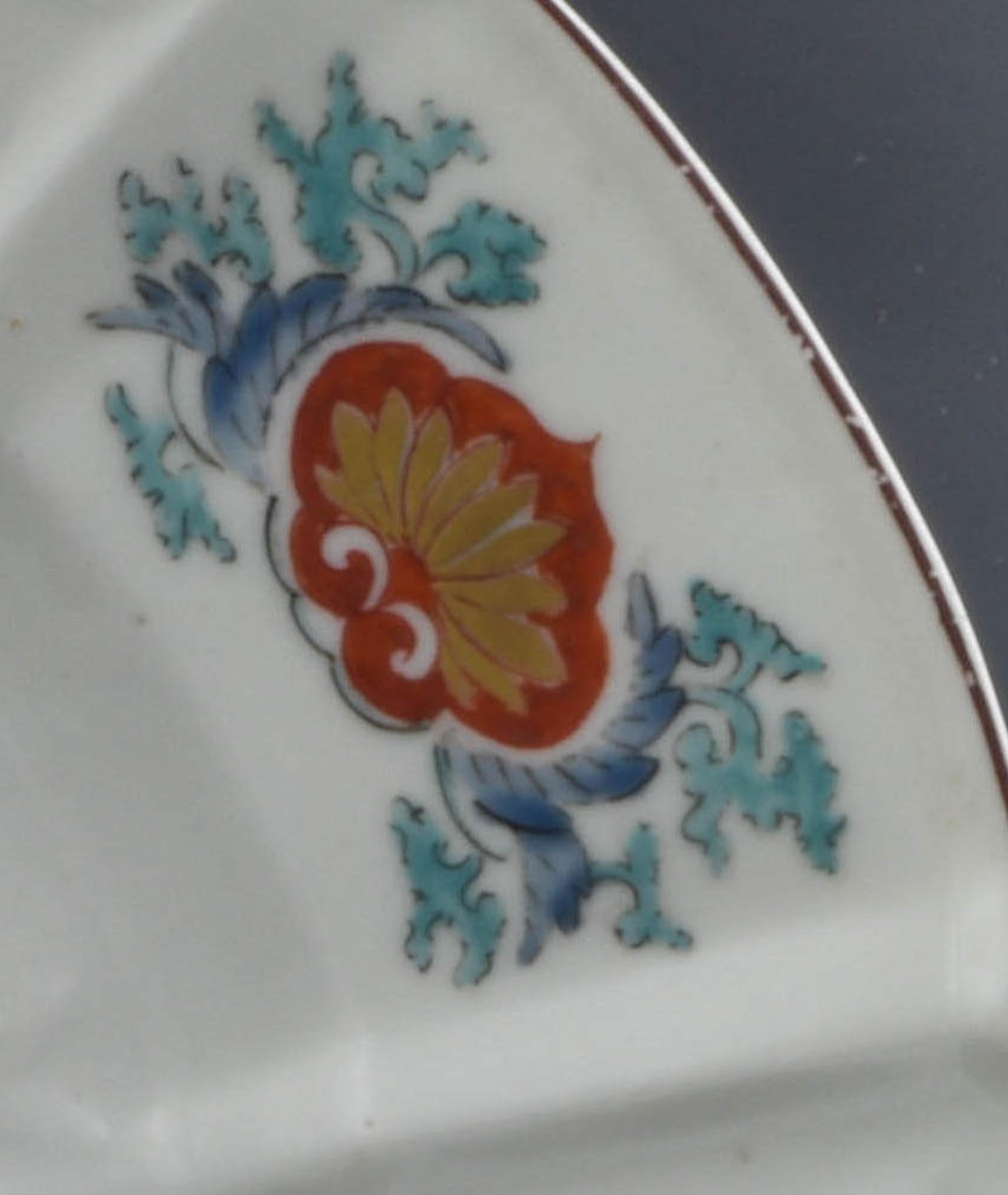Platte mit geflammtem Phoenix, Chelsea, um 1754 (Neoklassisch) im Angebot